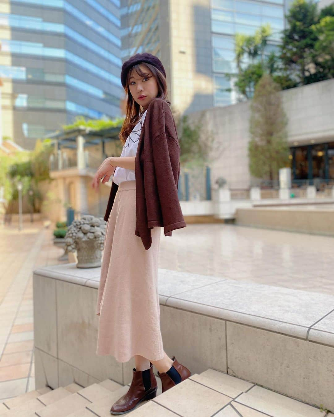 中村江莉香さんのインスタグラム写真 - (中村江莉香Instagram)「@forget_m_n 新作発売中👗 ぜひweb shop🧑🏻‍💻遊びに来てね❤️ ・ 撮影前にトリートメント💇‍♀️💈メンテナンスしてきました😊✨私の髪＝#代官山heartim 🙏 今回は店長の @shota.hair さんにお願いしました🎁 ほんっと丁寧な施術で髪も心も癒された〜🥺🎈私はブリーチ２回、ハイライト入れての金髪だったのに‼︎黒く染めて、、、髪がサラサラって😱😨もはや魔法です🧙‍♀️笑 いつもありがとうございます🥰❤️ #heartim クーポンもあるので(スワイプしてね☝️) 髪質で悩まれている方には是非行って欲しい🤫💕💕#髪質革命 #代官山サロン ・ wear #forget_m_n 👗🌸 #ニットカーデ #アシメスカート #アパレルプロデュース #アパレルディレクション #アパレルスタッフ #アパレルブランド #アパレル通販 #秋物 #2020aw #撮影 #新しいお洋服 #コーデ #コーディネート」10月2日 15時59分 - erica_nakamura