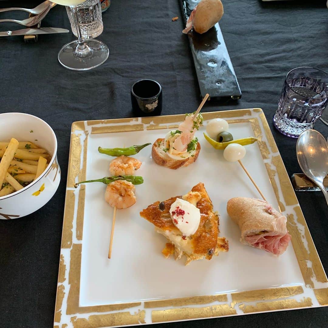 marie_8203さんのインスタグラム写真 - (marie_8203Instagram)「先日の料理教室🍽ピンチョスの会. . 写真順に👉テーブル→キッシュ→ピンチョス盛り盛り→きのこリゾットフォワグラソテー添え→バスクチーズケーキ→スライスしたての生ハムたまらん美味しさ😍. . 帰りに生ハムとチーズ買ってお散歩して帰宅。気候もよくて気持ち良い✨. . #日々彩々  #東京料理教室」10月2日 16時10分 - marie_8203