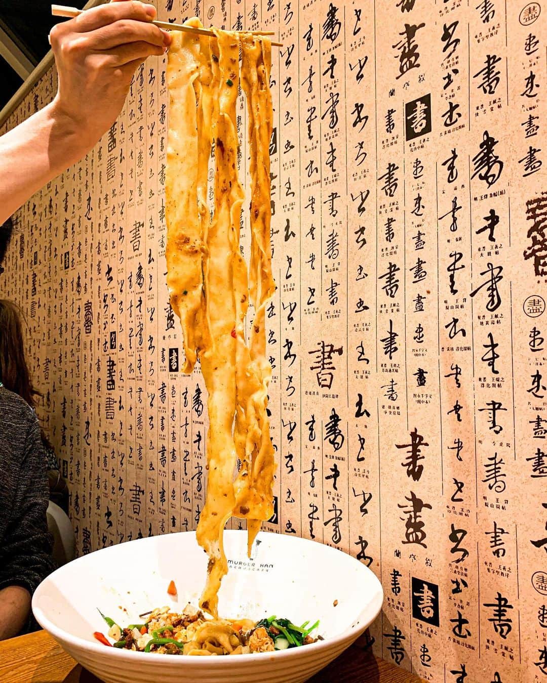 Eat With Steph & Coのインスタグラム：「😮 CAN WE ALL JUST STOP and take a minute to admire this 12-feet long HAND-PULLED noodle from @murgerhanrestaurants? 🍜💕  This amazing feat is called biangbiang noodles, and 'biang' is traditionally thought to be the sound made by chefs as they slap the dough down to create this delicious dish 😄  The lamb murger soup here was also extremely tasty, which was made from chewy murger bread pieces soaked in a richly flavoured lamb broth.    Honestly, we cannot recommend this place enough. They have branches in Euston and Mayfair, and also newly opened in the City! So make sure to grab a friend and save this for your next dinner hunt! ❤️ #invite 📷 @rain.sprout  📍 Location: Euston, Mayfair, City 💰 Price: £10-20pp 👨‍🍳 Cuisine: Chinese ❤️ Best for: Casual dinner ☎️ Book ahead: Optional 🌱 Veg options: Yes 🍽 Top dishes:  - 5-in-1 Biangbiang noodles - Lamb murger soup  #noodlepull #noodlelover #sendnoods」