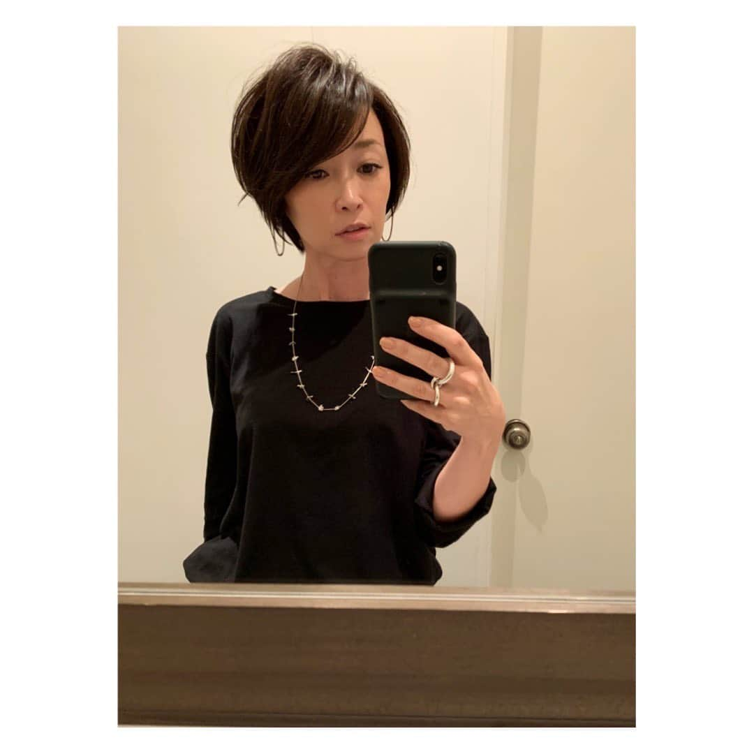 辺見えみりさんのインスタグラム写真 - (辺見えみりInstagram)「✂︎ やっぱり切っちゃうのよね 伸ばしたり切ったり…笑 ショートカットあるある  #ショートカット  #辺見えみり」10月2日 16時03分 - emiri_hemmi