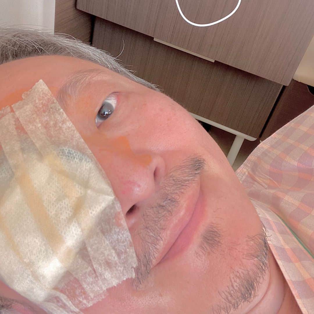 松尾貴史さんのインスタグラム写真 - (松尾貴史Instagram)「今日から入院しています。  先程、黄斑上膜と白内障の手術を終えました。  担当の先生がおっしゃるには、「問題なく終わりました」との事です。  #眼科 #手術 #黄斑上膜 #白内障」10月2日 16時05分 - kitsch.matsuo