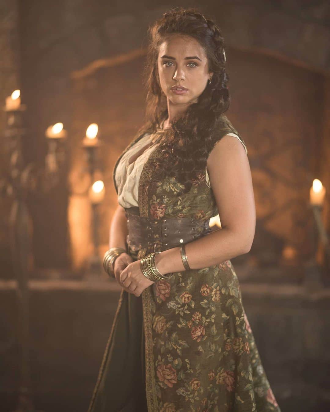 ジョージア・メイ・フットのインスタグラム：「Here she is... Falista of Relman 😊 I cannot tell you how beyond excited i am for you to all meet her in Season 3 of @outpostseries  This job is a dream for me. It's a show my dad was already a fan of and the type of character i always wanted to play. I have been completely blown away by this production and will be forever grateful we continued to work through such difficult times with the upmost care and professionalism.  Tune in the @thecw October 8th for the first episode in the USA.  Or November 17th on @skytv SyFy in the UK  Eeeeeeeeek!」