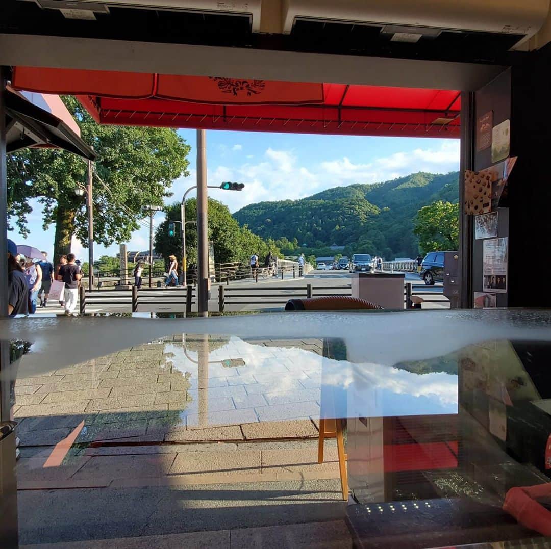 Salon de Royal Kyotoさんのインスタグラム写真 - (Salon de Royal KyotoInstagram)「こんにちは⛰ サロンドロワイヤル嵐山店でございます。 嵐山店は京都嵐山、渡月橋の北詰 自然に囲まれた風光明媚な場所にございます。 商品と共に、四季折々の嵐山の風景をお伝えしていこうと思います。 ・ ・ #サロンドロワイヤル京都店 #salonderoyalkyoto ＃サロンドロワイヤル京都 #カフェ#cafe#ケーキ#嵐山#京都嵐山#サロンドロワイヤル嵐山店#渡月橋 #サロンドロワイヤル京都本店 #サロンドロワイヤル#京都 #京都スイーツ#ボンボンショコラ#京都カフェ#チョコレートショップ#ショコラトリー#パティスリー #チョコレート #チョコ #ショコラ #chocolate #chocolat #chocolatier#salonderoyal」10月2日 16時07分 - salon_de_royal_kyoto