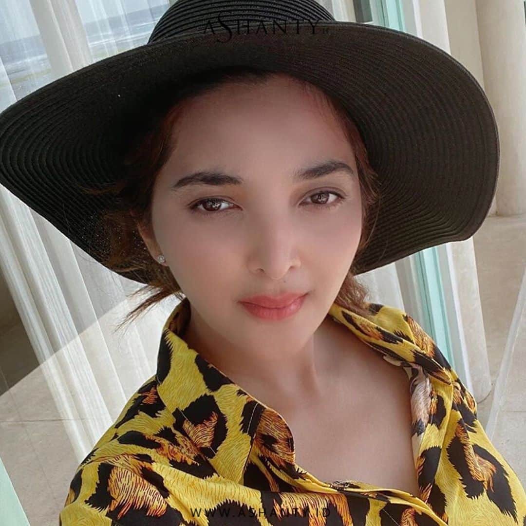 ASHANTY BEAUTY CREAM OFFICIALのインスタグラム：「Bunda Ashanty selama dibali kok wajahnya tetap cerah dan berseri walaupun terus terkena paparan sinar matahari langsung ?   Nahh buat kamu yang bertanya - tanya apasih rahasia kulit wajah Bunda Ashanty ? Ternyataaa Bunda Ashanty hanya rutin menggunakan skincare by @ashantyid 😍  Cream perawatan wajah yang mampu merawat dan menutrisi kulit wajah secara maksimal sampai ke lapisan terdalam kulit loh 😍  Yuk buat kamu yang ingin memiliki kulit wajah yang lebih sehat, cerah, berseri, bebas dari jerawat, pori - pori besar dan tanda penuaan dini mulai merawat wajah menggunakan Ashanty Beauty Cream ✨  _____________________________ Informasi dan pemesanan  Ashanty Beauty Cream Chat Via WA : WA: 081293823950 WA: 081287388885 WA: 085781140354 WA: 087778489900 ⚡️ Fast Respons Click Link On Bio Instagram @ashantyid ❣️ ______________________________ #ashantybeautycream #creamashanty #skincareashanty #skincare #skincareartis #skincarelokal #creamwajah #creamperawatanwajah #obatjerawat #jerawat #kosmetik #krimwajah #creamwajah #whiteningcream #ashantyid #ashanty」