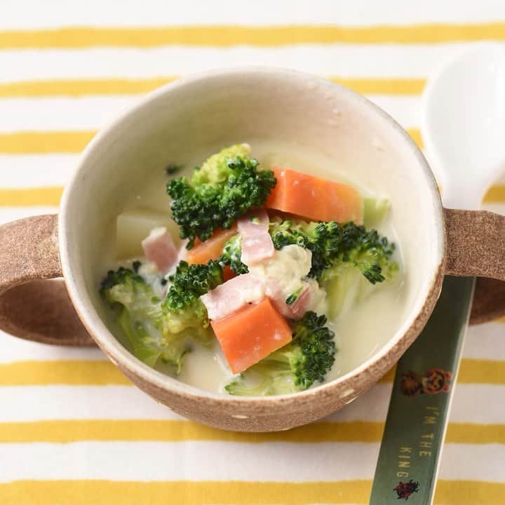 HAPIKU HAPIKU（ハピク）のインスタグラム：「★保育園給食のレシピ紹介★ たくさんの野菜を摂るのにピッタリ☆【豆乳ポトフ】 ウインナーから味が出ますので、コンソメを入れたら塩は少量で。 しめじなどのきのこを入れたり、冷蔵庫にある色々な野菜を入れてみてください。 スープは気軽にたくさんの野菜を摂るのにもってこいの1品です。 ============================= 【特集】朝に飲みたい♪からだが温まる豆乳ぽかぽかスープ https://shoku.hapiku.com/recipe/osusume/191/ レシピなど詳細はプロフィールのリンクからもみることができるよ！ ============================== #HAPIKU #HAPIKUレシピ #保育園給食のHAPIKU #保育園給食メニュー #保育園給食レシピ #食育のHAPIKU #乳幼児の食情報 #乳幼児のごはん #幼児食レシピ #幼児食 #保育園 #保育園給食 #保育園おやつ #保育園弁当 #保育園栄養士 #食育 #子育て #こどもごはん #こどものおやつ #こどものいる暮らし #新米ママ #スープ #ポトフ 豆乳ポトフ #豆乳レシピ #豆乳 #豆乳スープレシピ」