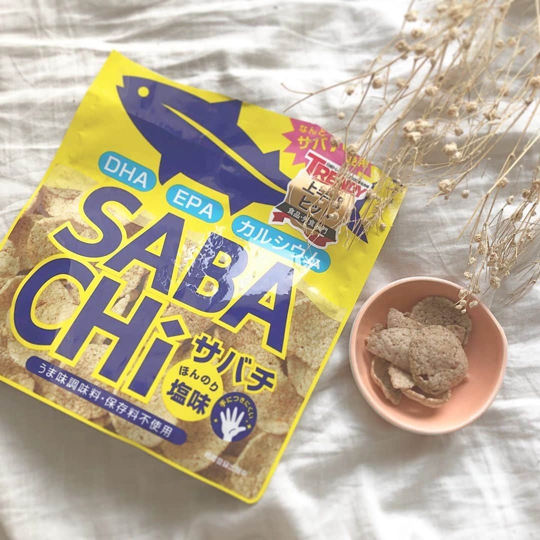 菊池かなこのインスタグラム：「. 罪悪感の無いお菓子🎶 SABACHi (サバチ) 🐟 . 魚のサバをたっぷり70％も使用したチップス☺︎ . ボリュームたっぷりなのに、一袋で160kclくらい！ . DHAやEPAも含まれているので身体良くて、受験生の方などにもオススメみたいです♪ . 香ばしくて魚ぽっさは全然無くて美味しかった✨ . . ୨୧┈┈┈┈┈┈┈┈┈┈┈┈┈┈┈┈┈୨୧ #サバチ #受験生の母 #無添加 #ファミマ #セブンイレブン#PR」