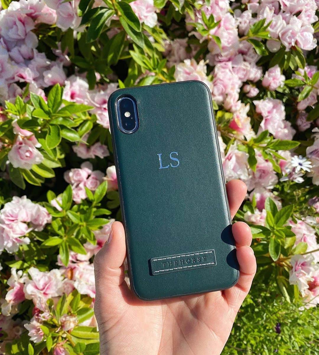 The Horseさんのインスタグラム写真 - (The HorseInstagram)「Our forest green hybrid iPhone case, tap to personalise yours with our monogramming service!   #leatherphonecase #arrivedfromthestables #iphonecase #thehorse #thehorsewatches」10月2日 16時21分 - the_horse