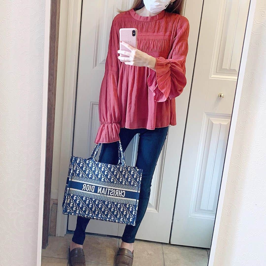 町田亜里香のインスタグラム：「昨日CODE投稿し忘れた💦 じゅきあの病院とか行った🏥日。 母子手帳とか水筒とか色々入れるから Diorが丁度良い❤︎ただ重い。笑 . . お洋服タグ付けしておきます🏷。 . . #コーデ #code #ママコーデ  #プチプラコーデ #プチプラ #神戸レタス #kobelettuce #moussy #dior #codenate」