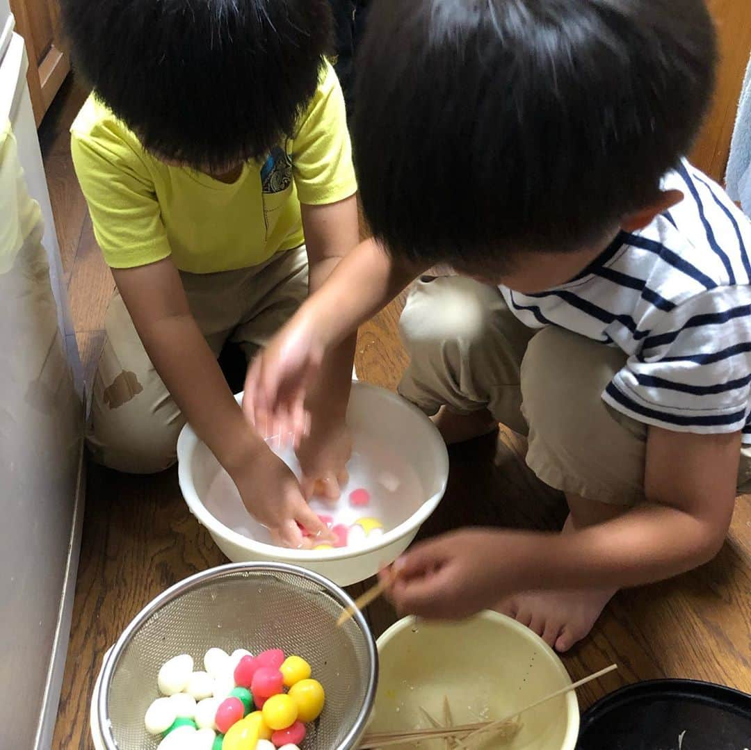 生島早織さんのインスタグラム写真 - (生島早織Instagram)「中秋の名月🌕  一時帰国期間日本を楽しんでいます😆  お団子作って、ススキをとりに行って〜🌾  味見して、味見して味見して〜🍡  お供えする時にはお団子が半分に減っていました🤣  しかも、次男は黄色とピンクだけをつまみ食い🍡  歯抜け団子になっちゃいました🤣  双子達、幼稚園で予習をして来たので、デッキにテーブルを運んだり、ススキを花瓶に入れたり、お団子をお供えしたり、全て自分達で🎑  ライトまで用意していました❣️  お団子は半分になっちゃったけと、お月様も顔を出してくれて、絵本通りのお月見が出来ました🎑  翌朝『お月様がお団子食べたからお団子が固くなってる〜🍡』  そこまでは幼稚園で習わなかったのね〜😆  次のイベントは双子達楽しみにしているハロウィンかなぁ〜🎃  今年も双子達のリクエストは細かくて・・・😅  ミシン出して頑張ります😆  #双子育児 #双子ママ #日本の伝統行事  #中秋の名月 #幼稚園の復習 #手作りお団子 #お団子とすすき」10月2日 16時22分 - saori.ikushima