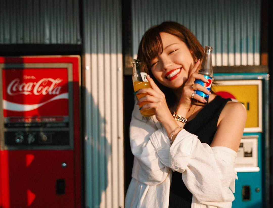 みきでりさんのインスタグラム写真 - (みきでりInstagram)「❤️Cola × Pepsi💙 みんなはどっち派？😋私はコーラ派‼️ これはレトロ自販機がいーっぱいあるところに行った時の写真📸 この日のVlogはYouTubeにも載ってるよ！ 大好きなコーラとペプシの自販機もあったんだけど、残念ながら売り切れでコーラは飲めず…🥺笑 オレンジジュースも美味しかったけどね‼️🍊 ㅤ ㅤ 冬に行ったらお味噌汁とかうどんも ありだなーって思いながら見てた(*¨̮ *) ㅤ ㅤ アクセス悪かったけど珍しいし行ってよかった‼️ 車運転できる方はぜひ一度遊びに行ってみてね✌️ 近くにでっかい公園もあったから 私たちはそこでピクニックとキャッチボール してから帰りました〜🚙💜💨 ㅤ ㅤ ㅤ ㅤ ㅤ ㅤ ㅤ ㅤ ㅤ ㅤ #レトロ自販機 #神奈川 #ペプシ #コーラ #pepsi #cola #portrait #sonya7iii #ポートレート#ポートレート撮影 #ポートレートモデル#撮影会モデル#デート#デートスポット#撮影スポット#フォトスポット#白シャツ#シャツコーデ」10月2日 16時25分 - mikidelicious