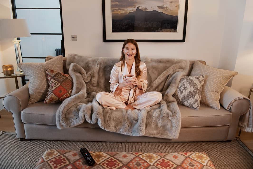 ミリー・マッキントッシュさんのインスタグラム写真 - (ミリー・マッキントッシュInstagram)「What was once a place for Hugo and I to relax, whilst watching my bump grow, has since become a place for everything!  Office, gym, extension of the laundry room along with a play room for Sienna. With new routines in place, a lot of early mornings and taking advantage of those all important nap times, I have been exploring @skyTV including their new interactive services.   Regular date nights are still important to Hugo and I. We’ve found keeping it local is easiest and when I say local I mean ‘our living room’! Any other new parents relate? We love getting stuck into a new gripping series.    I know I’m also not the only one whose living room has become their work out space, I love to use FIIT to keep active! If I feel like I need to fill up my cup (both emotionally and physically) I settle in my PJs with a facemask, a big mug of herbal tea and tune into a rom com- my go to is How to Lose a Guy in 10 Days on Sky Cinema, classic! It’s no secret that I’m a real foodie, and I love getting inspiration from home cooking shows (whilst of course enjoying a meal… who doesn’t get hungry whilst watching!?).   We noticed quite early on that Sienna loves lots of different sounds so I’ve been playing her all kinds of music on Spotify, BBC Sounds and Youtube, she loves it! She’s getting more vocal as the days go by and she loves a little sing along which melt my heart every time!   As we are getting ready to snuggle in for Autumn I’m starting a must watch list of shows and series. If you have any recommendations for shows I’d love to hear from you, either comment below or head to my stories to share what you love. #MySkyQ #SkyQVIP #ad」10月2日 16時26分 - milliemackintosh
