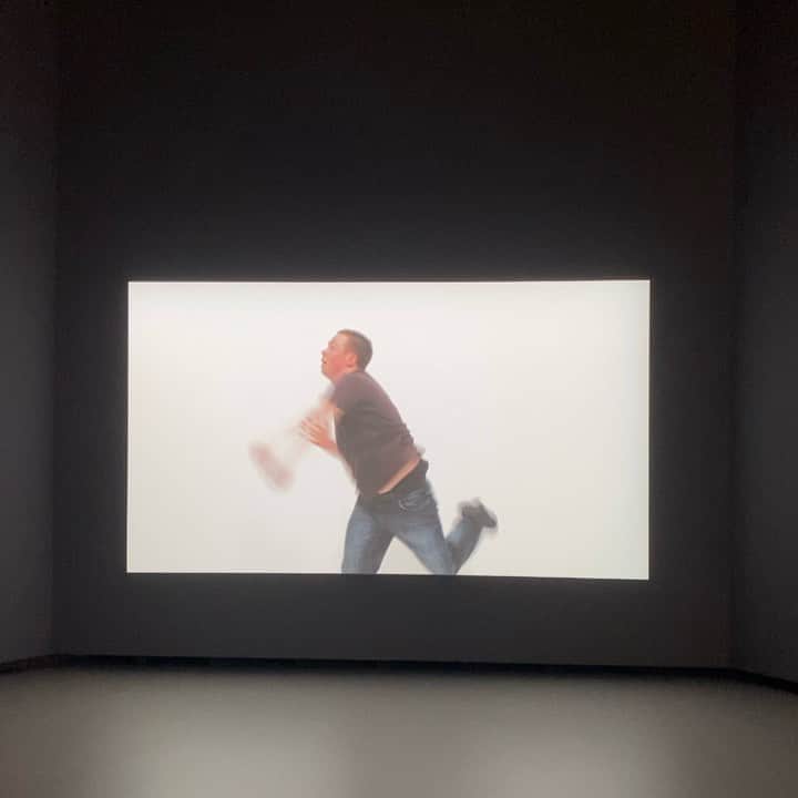 クリスヴァンアッシュのインスタグラム：「@FONDATIONLV / RINEKE DIJKSTRA / THE KRAZYHOUSE / #🖤 SOUND ON!  Thanks for the private visite @luxchick  #fondationlv #rinekedijkstra」