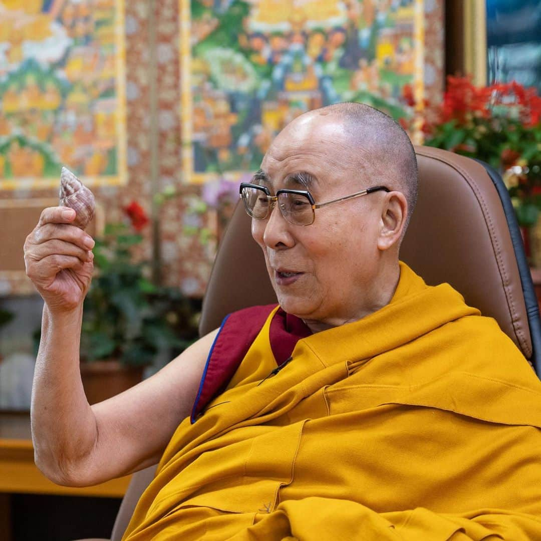 ダライ・ラマ14世のインスタグラム：「HHDL holds up for all to see the conch shell he retrieved from the vicinity of a cave in Central India in which Nagarjuna is said to have meditated during the first day of his virtual teaching from his residence in Dharamsala, HP, India on October 2, 2020. Photo by Ven Tenzin Jamphel #dalailama」