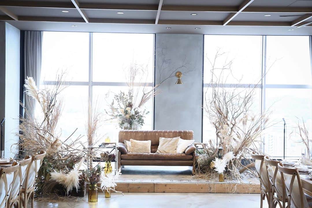 THE STYLE No.20 NEW YORK STYLE WEDDINGのインスタグラム：「こだわりの会場コーディネート . . 2020年5月☆オープン2周年★ 口コミサイトの料理部門4年連続No.1獲得 No.20で自分たちらしい結婚式が叶う . ↓詳しくはHPをチェック↓ https://www.styles.jp/wedding/20f/ . 週末＆平日ブライダルフェアを開催しております メッセージ or ダイレクトメールからでも予約可能 . ↓ TEL ↓ 086-234-7310 . ↓ MAIL ↓ info-thestyle@styles.jpn.com . #thestyle #wedding #bridal #party #weddingparty #weddingphoto #weddingdress#starwedding #instagood #instalike #love #style #instapic  #結婚式 #結婚 #岡山結婚式 #ウェディング #プレ花嫁 #花嫁 #テーブルコーディネート #結婚式準備 #日本中のプレ花嫁さんと繋がりたい #ウェディングドレス #ウェディングフォト #ウェディングレポ #令和婚 #令和 #コロナに負けるな」