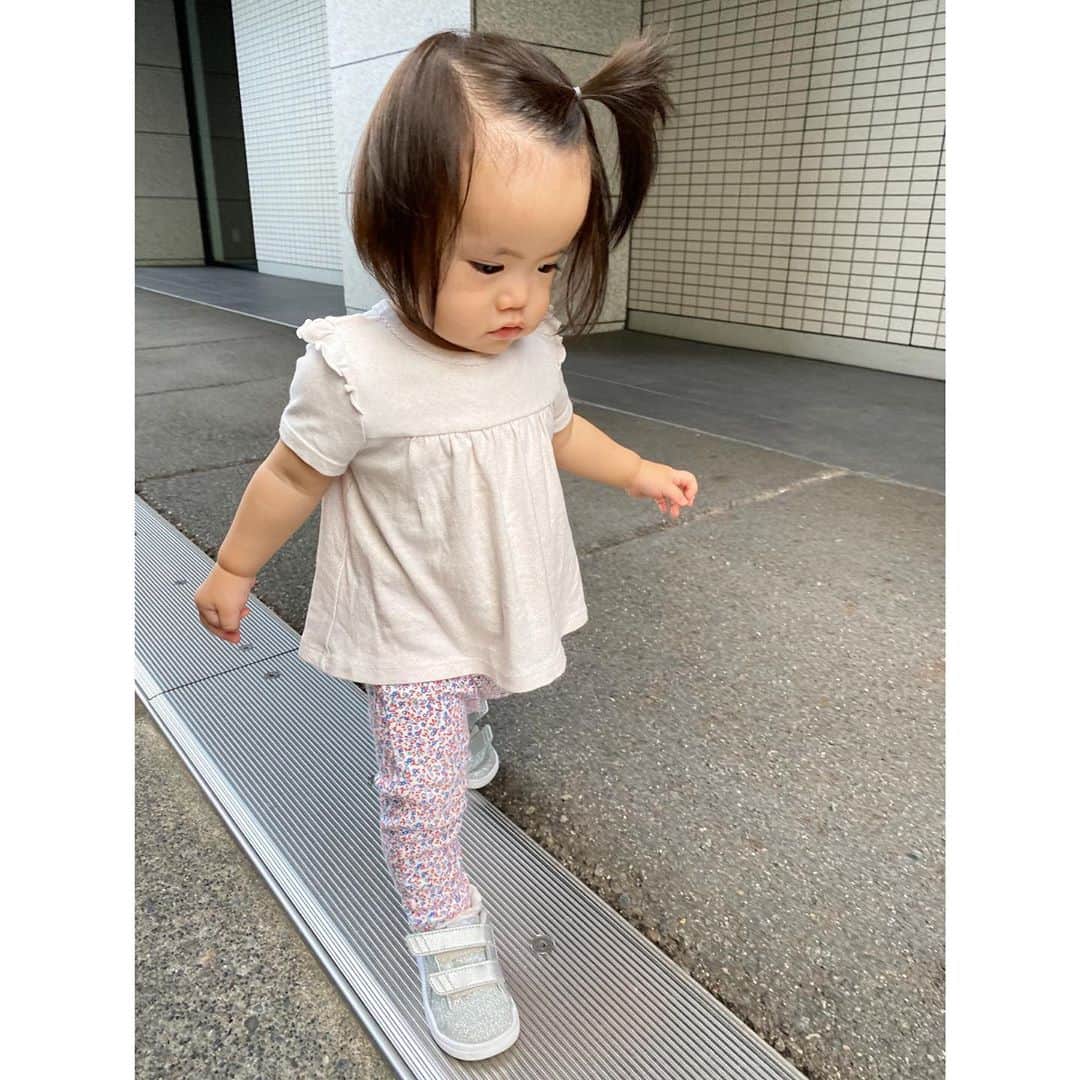 姫野れみのインスタグラム：「一緒にオシャレしてshopping🛍 今日のコーディネートは全身 @petitbateau_jp ⛵️ ズボンと同じ柄のカーディガンもセットが可愛くて お気に入り☺️  #1st #baby #girl #babygirl #14months #code #babyfashion #baby #puma #shoes #babyshoes #petitbateau #1歳 #14ヶ月 #プーマ #プチバトー #ベビー #赤ちゃん #女の子ベビー #ベビーシューズ #女の子 #ベビフル #ベビモ #ベビーフォト #コーディネート #ゴーデ #赤ちゃんのいる生活 #全身コーデ #べびすたぐらむ」