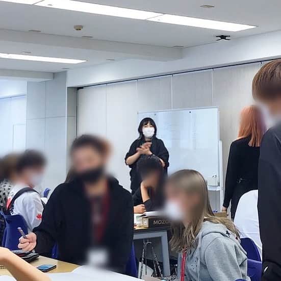 のインスタグラム：「・﻿ ・﻿ ✂︎ベルェベル美容専門学校 in 神戸校✂︎﻿ ﻿ ベルェベル美容専門学校さまにて、弊社はマネジメント授業の特別カリキュラムを展開させていただいています。﻿ ﻿ 2日間にわたり神戸校にて担当させていただいたのはマーケティングについて。﻿ ﻿ 次回はまた別の内容にて2日間。﻿ 大変ですがとても楽しいです。﻿ ﻿ #hairmake﻿ #makeup﻿ #cosmetics﻿ #美容師﻿ #ヘアメイク﻿ #メイクアップアーティスト﻿ #撮影﻿ #商品企画﻿ #商品開発﻿ #化粧品開発﻿ #マネジメント﻿ #授業﻿ #特別カリキュラム﻿ #マーケティング﻿ #ベルェベル﻿ #美容専門学校」