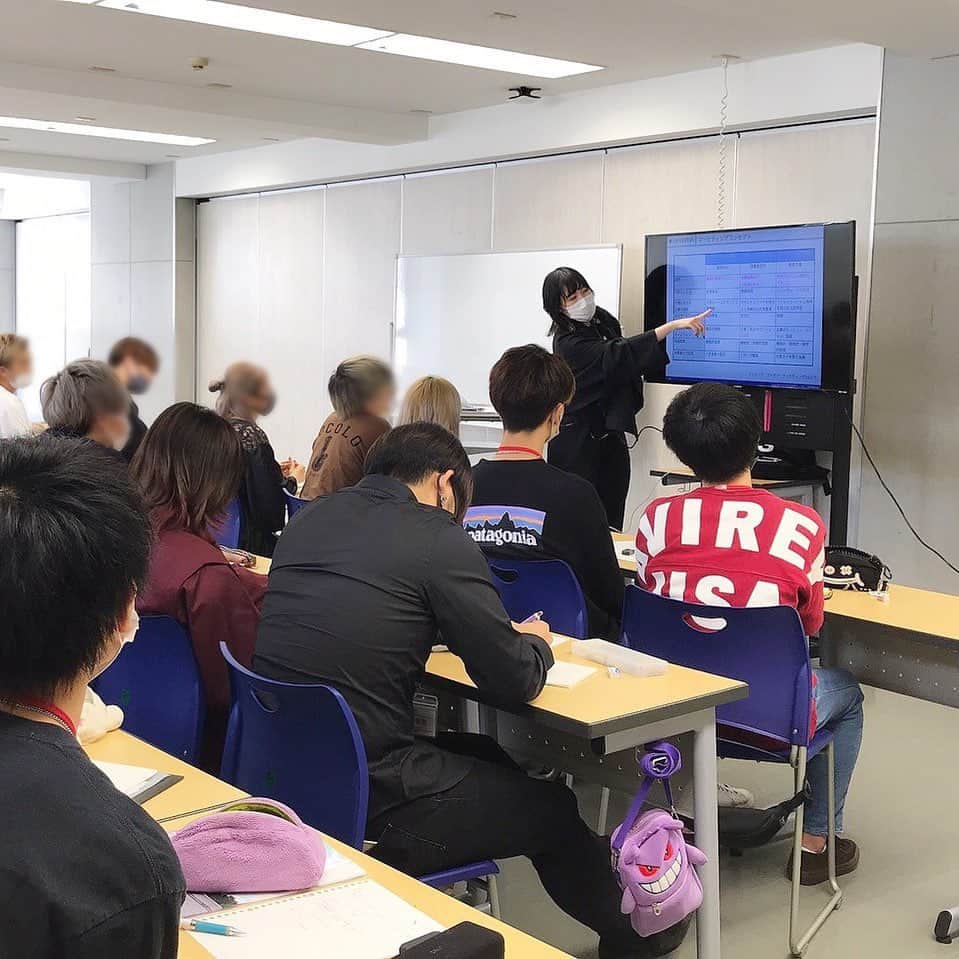のインスタグラム：「・﻿ ・﻿ ✂︎ベルェベル美容専門学校 in 神戸校✂︎﻿ ﻿ ベルェベル美容専門学校さまにて、弊社はマネジメント授業の特別カリキュラムを展開させていただいています。﻿ ﻿ 2日間にわたり神戸校にて担当させていただいたのはマーケティングについて。﻿ ﻿ 次回はまた別の内容にて2日間。﻿ 大変ですがとても楽しいです。﻿ ﻿ #hairmake﻿ #makeup﻿ #cosmetics﻿ #美容師﻿ #ヘアメイク﻿ #メイクアップアーティスト﻿ #撮影﻿ #商品企画﻿ #商品開発﻿ #化粧品開発﻿ #マネジメント﻿ #授業﻿ #特別カリキュラム﻿ #マーケティング﻿ #ベルェベル﻿ #美容専門学校」