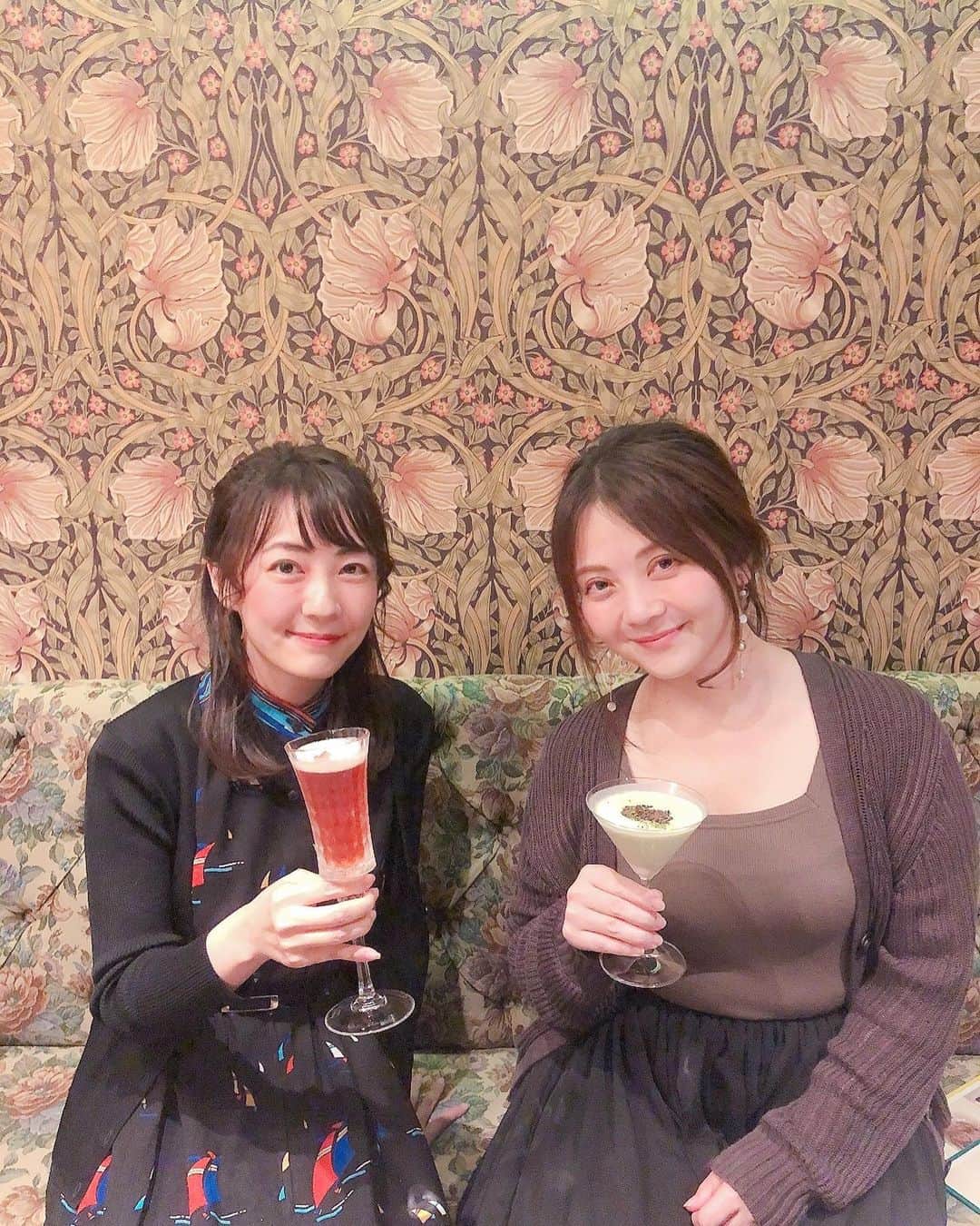 うえむらちかのインスタグラム：「ちほちゃんと勝鯉の美酒を味わったお店﻿ @the_bar_topnote  ﻿ 内装もとても素敵で﻿ 本棚のような扉で隠し部屋になっている個室に感動しました✨﻿ ﻿ おススメのお酒は #カープレディ 🍷💕﻿ ﻿ また行きたいな😉✨﻿ ﻿ ﻿ 🍸ザ・バー トップノート スリー﻿ 住所：広島県広島市中区紙屋町1-4-3 2F﻿ アクセス：紙屋町東駅から徒歩2分﻿ 営業時間：月~土 18:00~26:00﻿ 定休日：毎週日曜日」