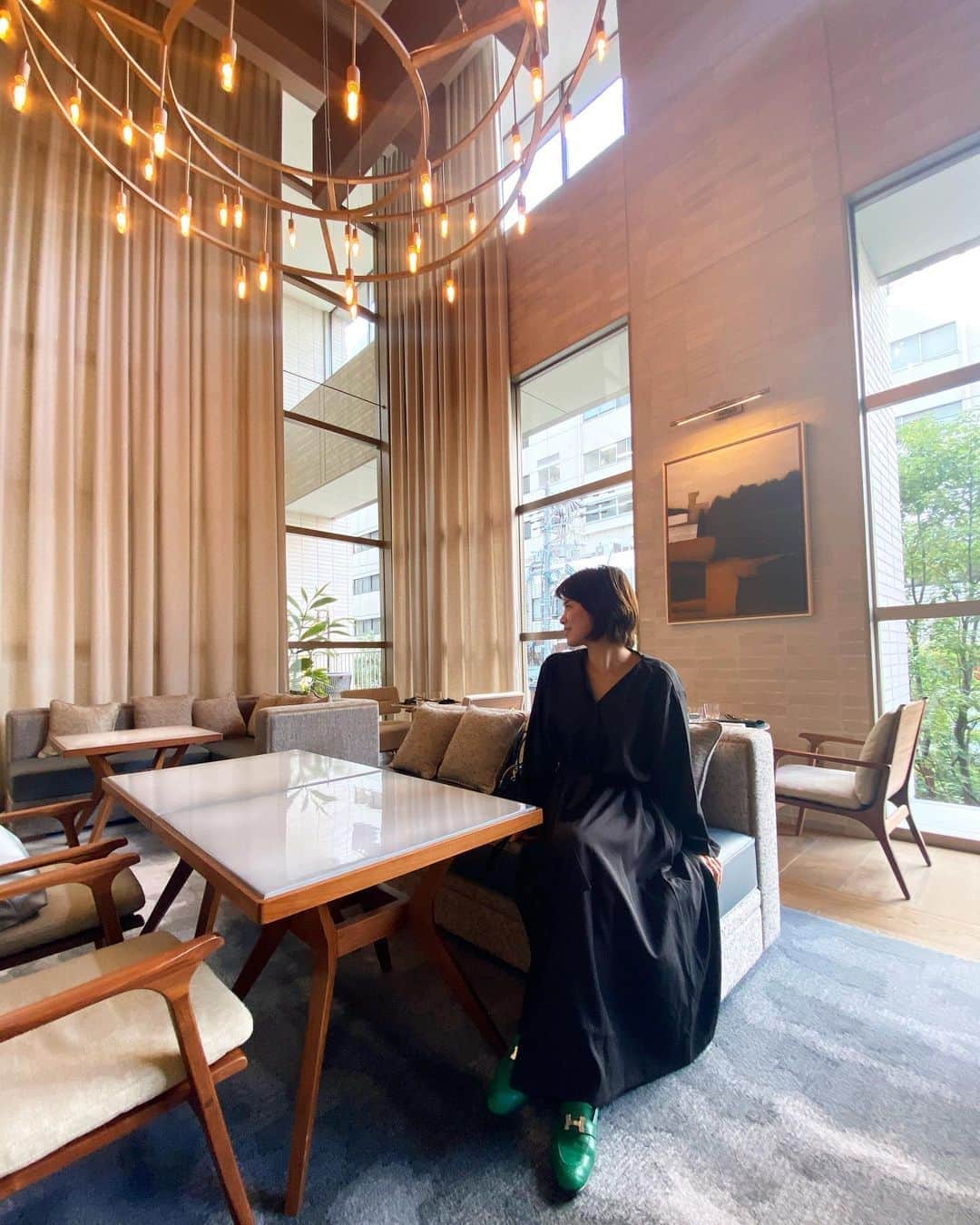 のインスタグラム：「. .天井高い場所て、 沢山光が入って気持ちよい✨ . 居心地が良い場所でした🌿 . .昨日は、#魔女コーデ　🧙‍♀️ オレンジのバッグを持っていたら#ハロウィンコーデ　になるはず🎃🤎💚  #大阪ホテル#zentisosaka#ootd」