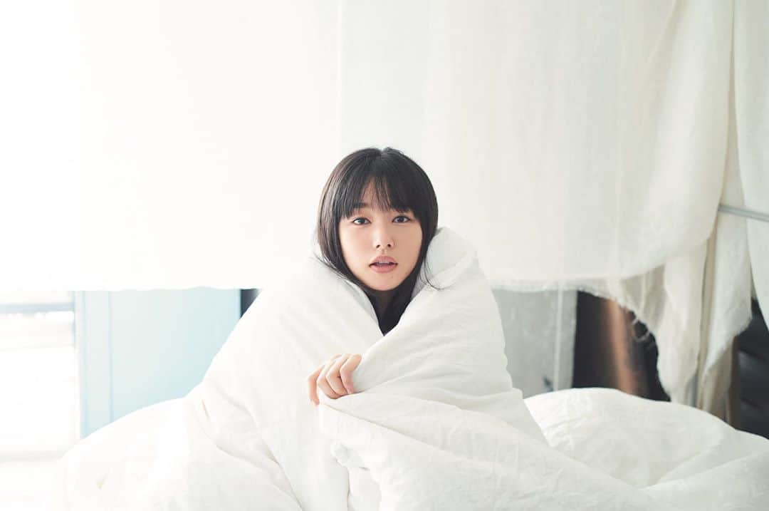 花盛友里のインスタグラム：「桜井ひなこちゃんの来年のカレンダー撮影させてもらいましたー！ 発売中だよん！ 自然体で面白くって可愛いひなこちゃんほんと好きー！」