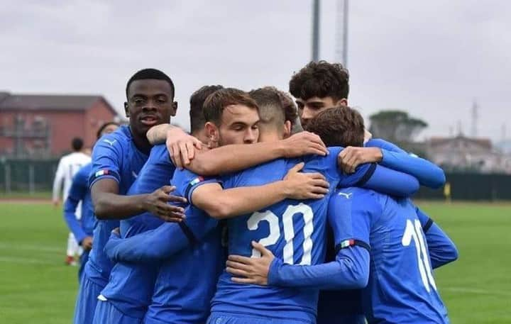 サッカーイタリア代表さんのインスタグラム写真 - (サッカーイタリア代表Instagram)「#Under19 🇮🇹 #Nunziata convoca 26 giocatori per il primo raduno al Centro Sportivo ‘Novarello’ Domenica inizia la preparazione per gli #Azzurrini. Obiettivo: superamento della prima fase di qualificazione agli Europei . . #Nunziata calls up 26 players for a training camp at the Centro Sportivo 'Novarello'. Preparations for the #Azzurrini begin on Sunday. The goal: reaching the next round of qualification to the Euros. . La notizia 👉 www.figc.it . . #VivoAzzurro」10月2日 16時47分 - azzurri