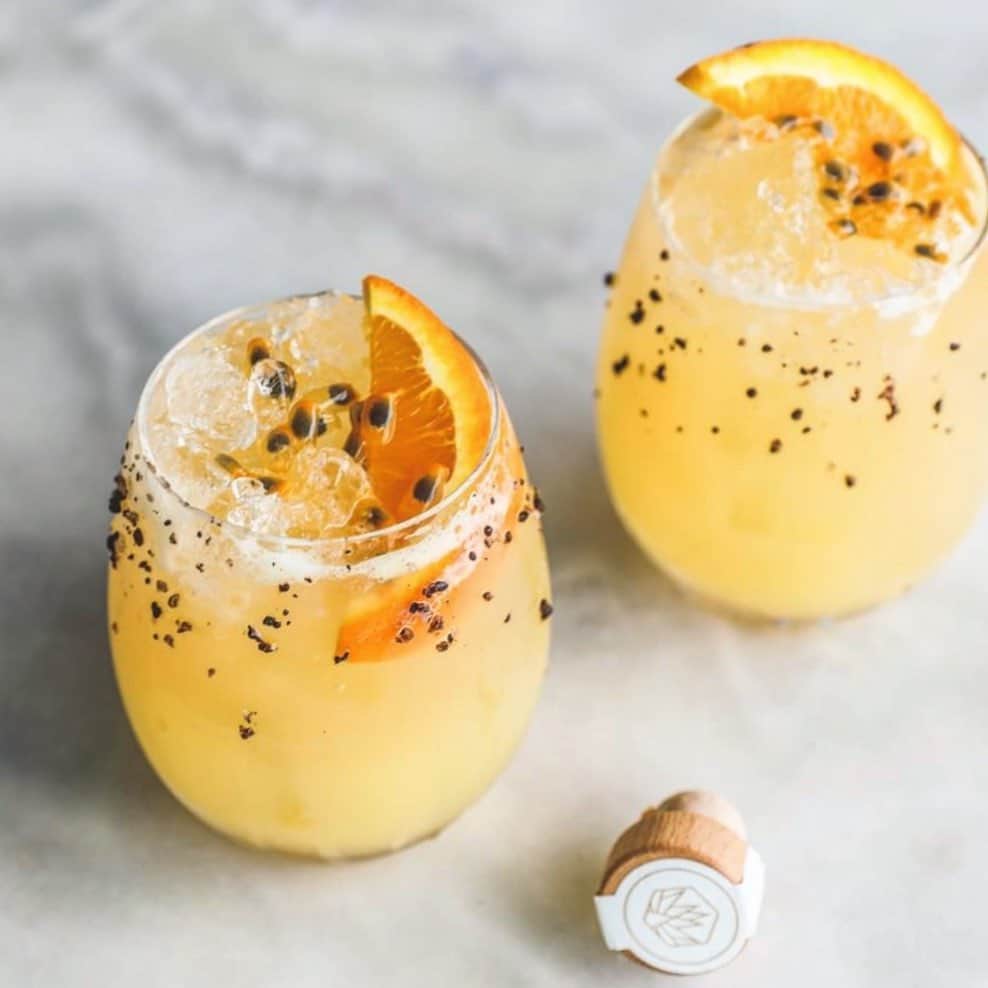 ジェニファー・ホーキンスのインスタグラム：「Passionfruit Margs for the weekend! Yes! 👌🏽 50mls @sesiontequila Blanco  10mls vanilla liqueur⁠ 20ml lime⁠ 10mls passionfruit curd⁠」