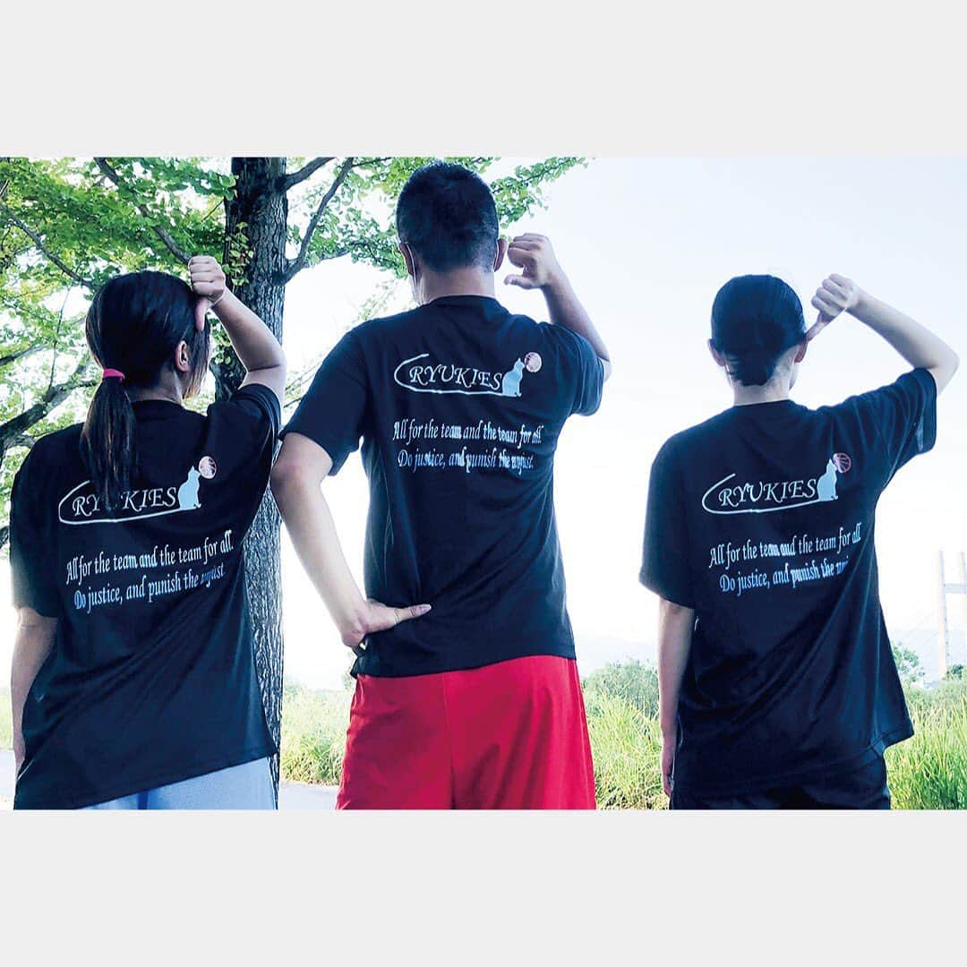 のインスタグラム：「バスケのチーム用オリジナルTシャツ作成のご紹介⛹️‍♀️🏀 素敵なお写真ありがとうございました👏 * * ★お客様からのメッセージ★ 作成までスムーズにやり取りできました！ 素材感やサイズ感もよく、着心地も良いです！ * * プラスワンはオリジナルTシャツ業界No1だからおまかせ安心😚👍 作成の際はお気軽にお問い合わせください❣️ ・ ・ ・ #オリジナルtシャツ #クラスtシャツ #クラt #オリt #おそろいtシャツ #デザインtシャツ #tシャツデザイン #プリントtシャツ #オリジナルプリント #オリジナルデザイン #オリジナルグッズ #クラtデザイン #オリジナルtシャツ制作 #ユニフォーム #チームウェア #バスケ #バスケ部 #バスケットボール #プラスワン #プラスワンインターナショナル #オリジナルtシャツのプラスワン」