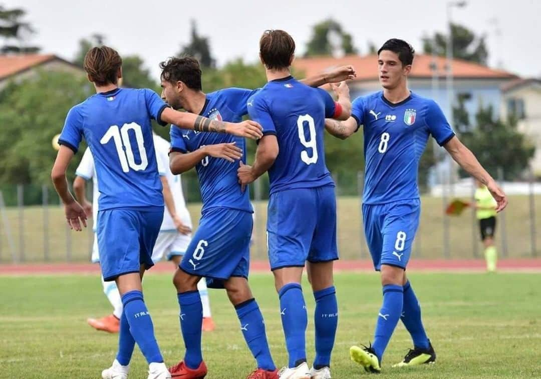 サッカーイタリア代表さんのインスタグラム写真 - (サッカーイタリア代表Instagram)「#Under20 🇮🇹 #Bollini convoca 27 giocatori per un raduno al Centro di Preparazione Olimpica di Roma In campo dal 4 all'11 ottobre per preparare la fase élite del campionato Europeo a novembre . La notizia 👉 www.figc.it . . #Under20 🇮🇹 . #Bollini calls up 27 payers to a traning camp at the Olympic Training Centre in Rome. In action 4 and 11 October for Euro qualifiers. . #VivoAzzurro」10月2日 16時50分 - azzurri