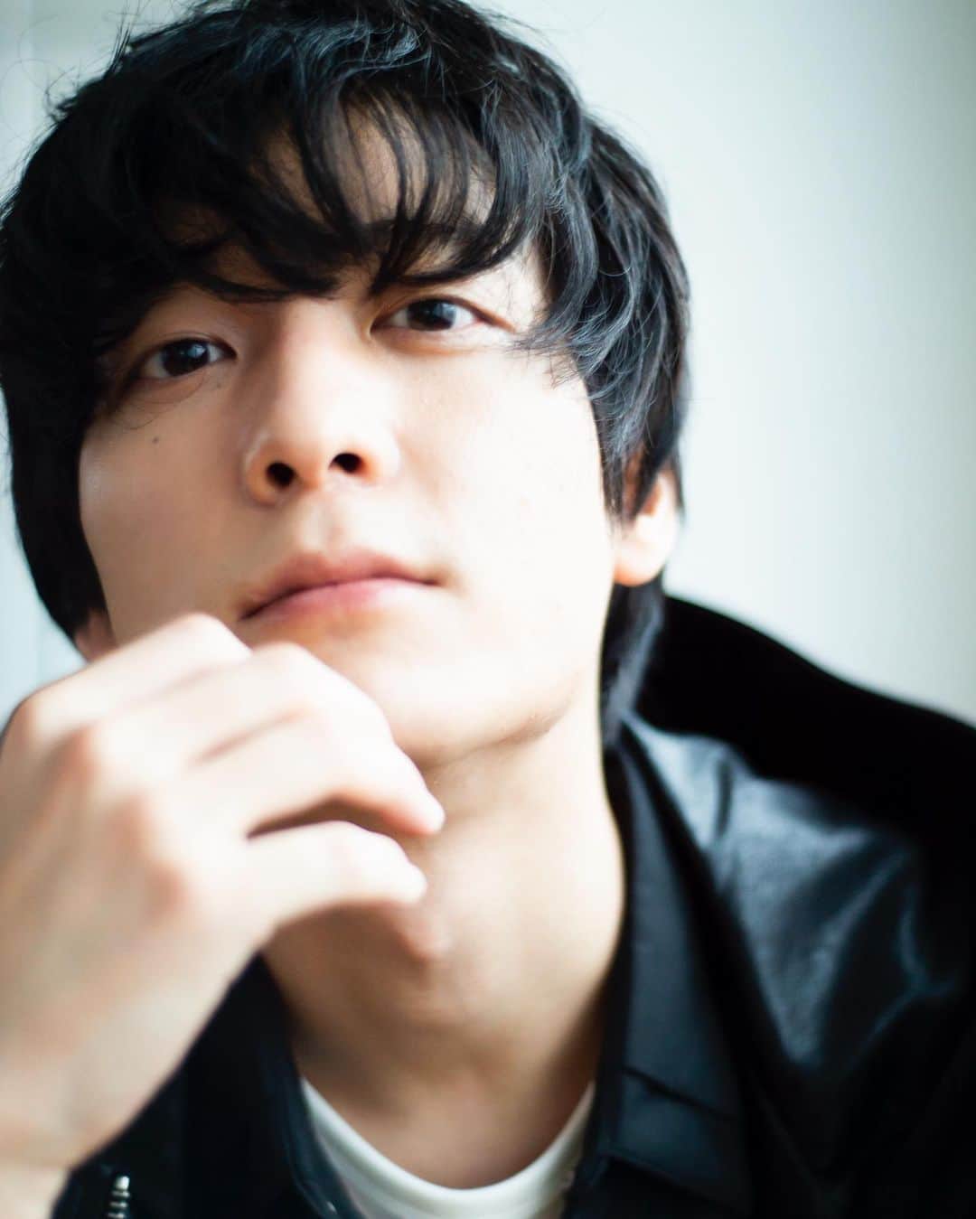 花盛友里のインスタグラム：「Shooting for @spoon.2di_magazine  梅原裕一郎さん。 いやー声優さんも男前な人がおるもんだなぁ！ そして同じスタジオでいろんな媒体やいろんなカメラマンさんが入れ替わり立ち替わり撮影するこの日の撮影。  わたしの前もわたしの後もスタジオ時代の先輩と後輩だった！すごー！ ちなみにわたしはスタジオ23の出身だ、yo！ 懐かしいあのひびー！」