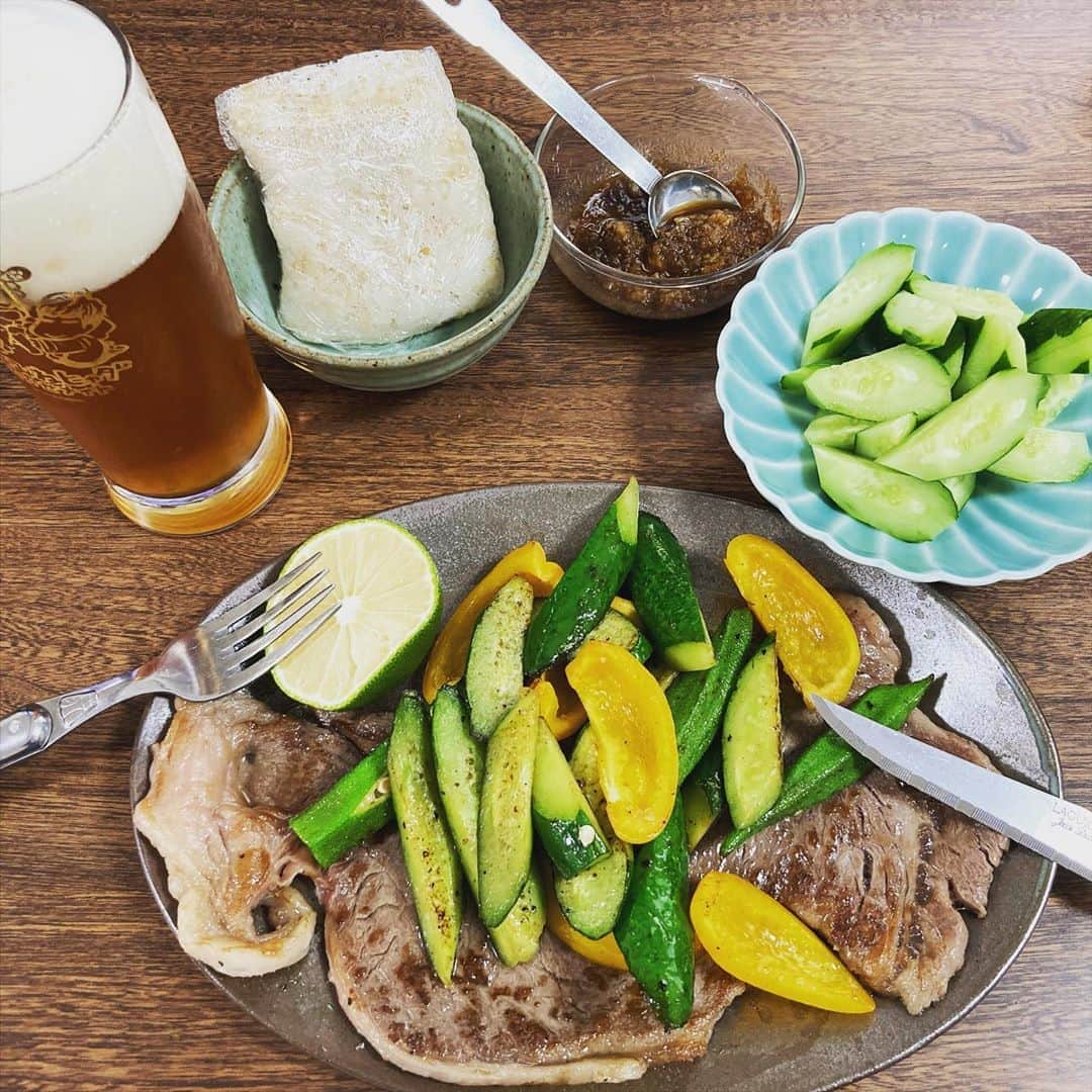 久保ミツロウのインスタグラム：「元気出すためにステーキ食べるぞ！ ニンニクと生姜をすりおろす体力さえあれば美味いタレが出来て人生は豊か。 働かねば…💪🏻」