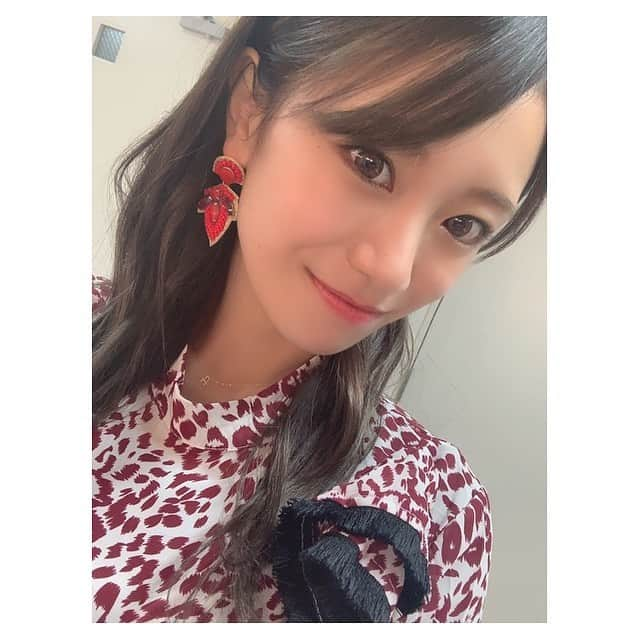 福本愛菜さんのインスタグラム写真 - (福本愛菜Instagram)「ちむさんメイクで目元キラキラ👀✨まつ毛バサバサにしてもらっていつもより濃いめメイクめっちゃいい感じ🤩. まつ毛ぎゅいんって上がってるんめっちゃわかるくない？？😍 . ただよく喋るからなのか、リップ何回塗ってもーても色落ちてww1時間くらいで3.4回塗り直してもらうってゆうね🤣笑 . なんで！？ってなってた笑笑 . #ちむメイク #つけまみたいに #伸びて #感動 #🥺」10月2日 16時51分 - aina_fukumoto