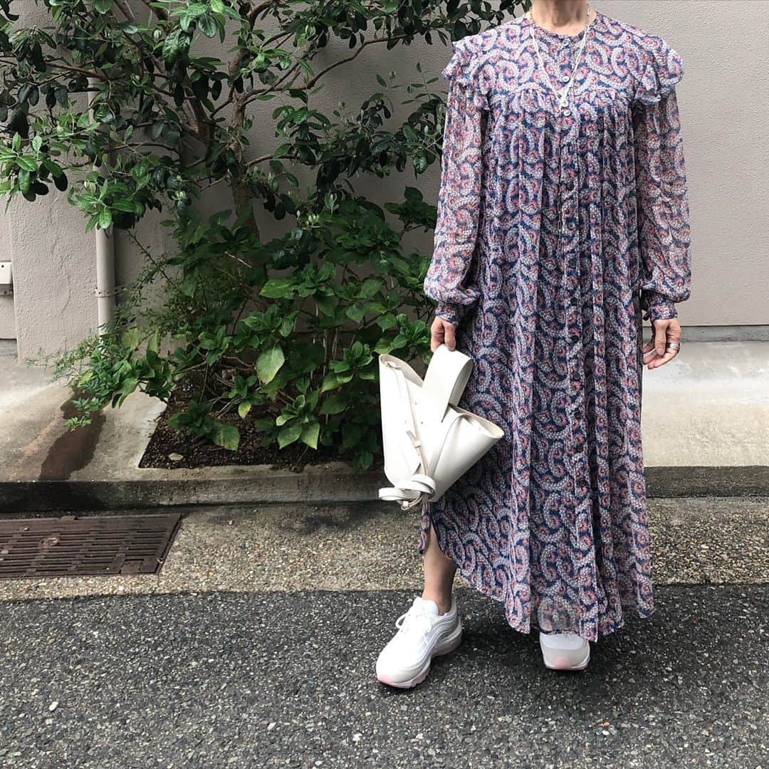 chikako0824のインスタグラム：「秋なのにピンク。スニーカーもピンク入ってる。どんどんピンクが好きになってる😊  #isabelmarantetoile  #nike  #イザベルマラン  #ナイキ  #code」