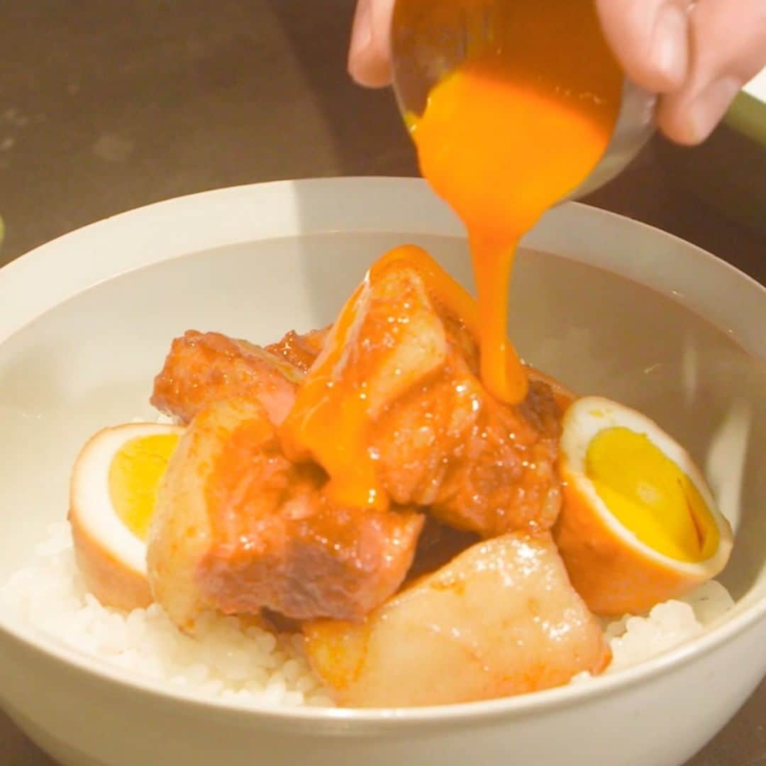 栗原心平さんのインスタグラム写真 - (栗原心平Instagram)「本日のレシピは、角煮にからんだこってりとした甘辛い味がたまらない「ラード卵黄角煮丼」です！  がっつり旨いどんぶりをぜひ堪能してください！  詳しくはプロフィールのリンクから @gochisosamachannel  #家で作ろう #栗原心平 #shimpeikurihara #ごちそうさまチャンネル #レシピ #簡単」10月2日 17時00分 - gochisosamachannel