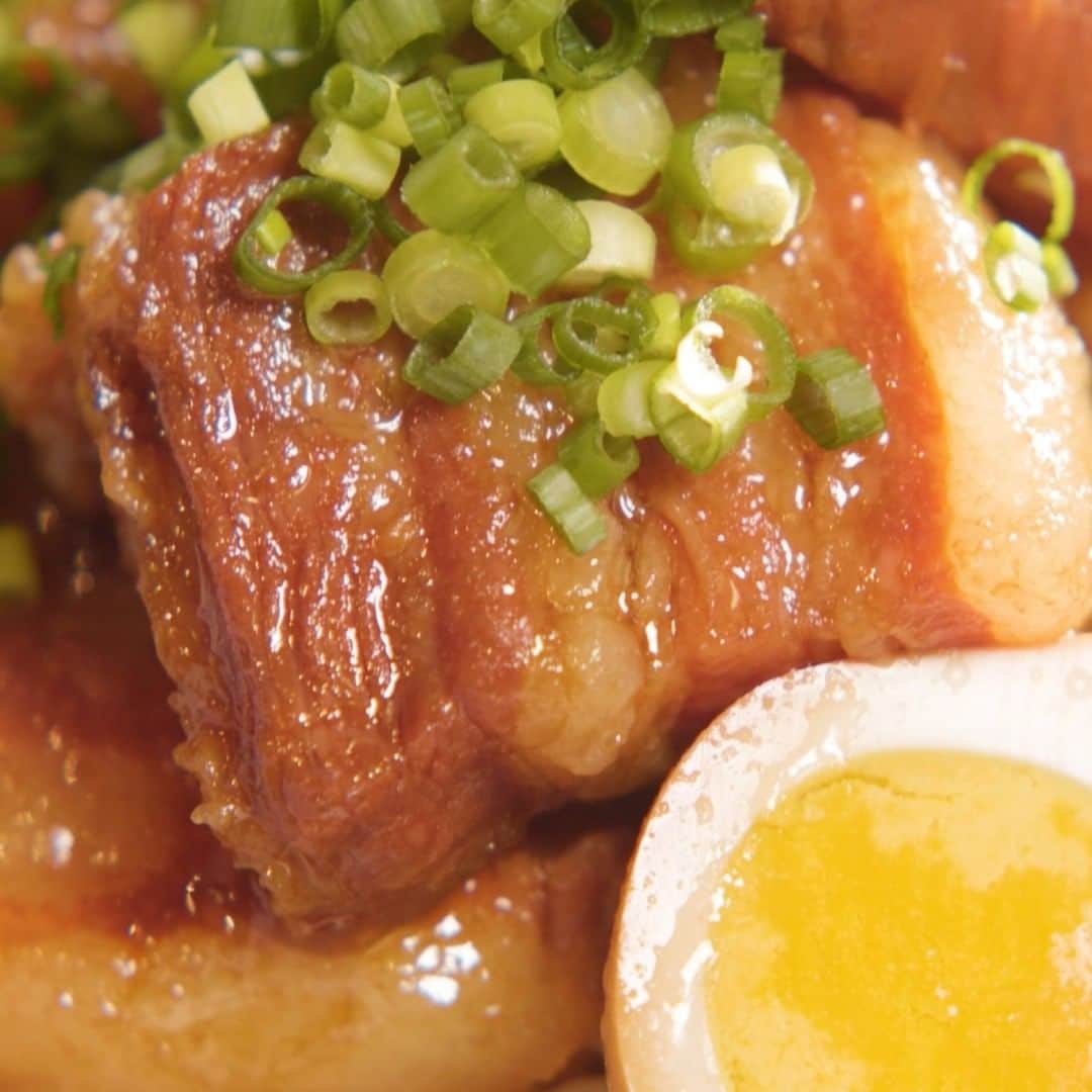 栗原心平さんのインスタグラム写真 - (栗原心平Instagram)「本日のレシピは、角煮にからんだこってりとした甘辛い味がたまらない「ラード卵黄角煮丼」です！  がっつり旨いどんぶりをぜひ堪能してください！  詳しくはプロフィールのリンクから @gochisosamachannel  #家で作ろう #栗原心平 #shimpeikurihara #ごちそうさまチャンネル #レシピ #簡単」10月2日 17時00分 - gochisosamachannel