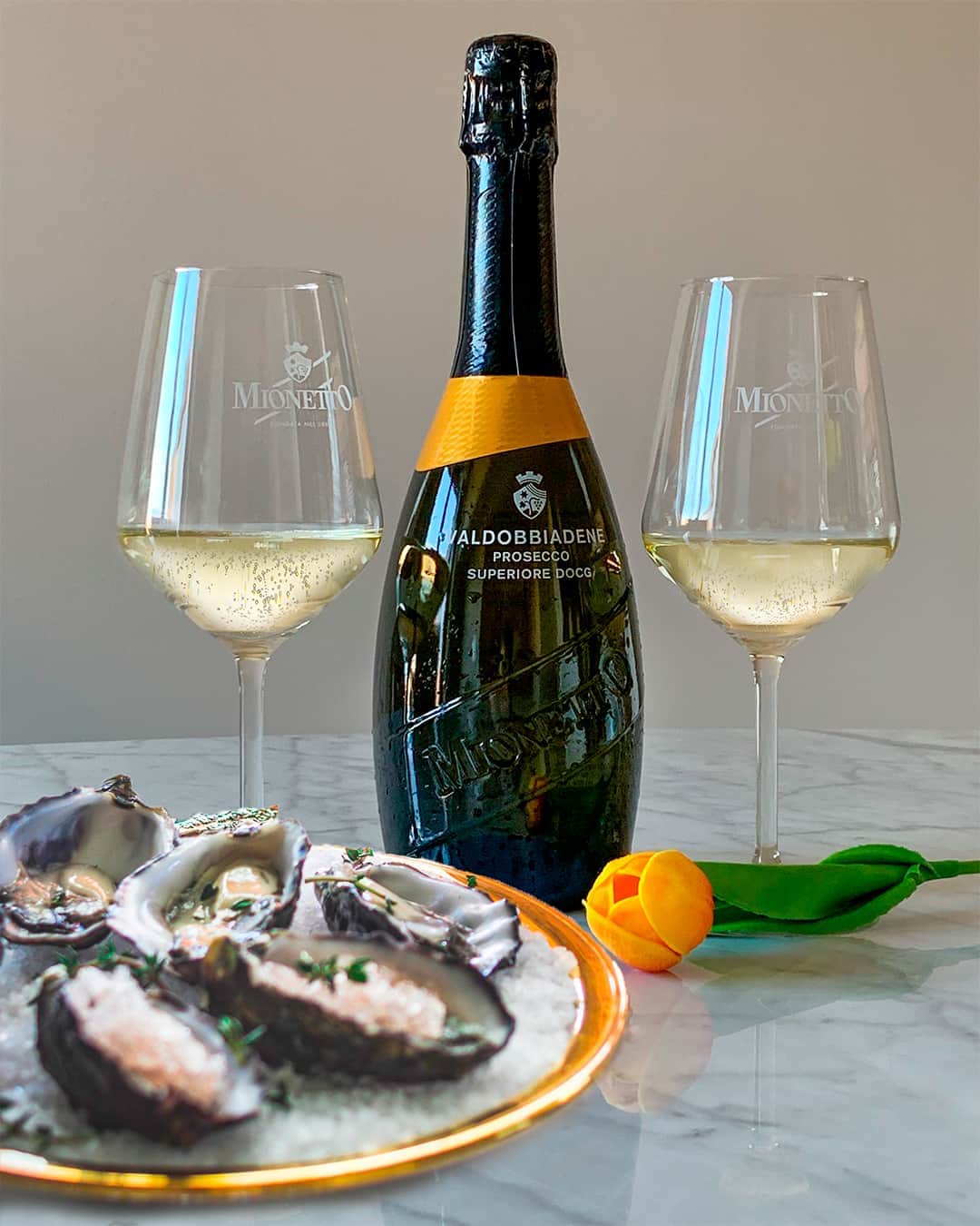 Mionetto Proseccoのインスタグラム：「Questa sera concediti un calice (o due) di Valdobbiadene Prosecco Superiore DOCG Extra Dry - Luxury Collection e un plateau di ostriche freschissime. @Enozioni so classy! ✨✨⁣ #mionettoprosecco #mionettoinsieme」