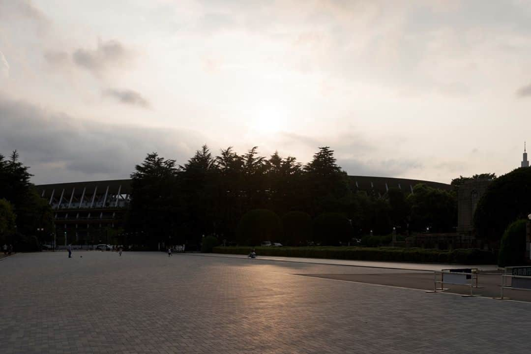 東京都庁広報課さんのインスタグラム写真 - (東京都庁広報課Instagram)「「国立競技場／New National Stadium (2020.8.31撮影)」最寄駅：国立競技場駅   　#国立競技場 #オリンピックスタジアム #tokyo2020 #sunset #千駄ヶ谷 #聖徳記念絵画館 #明治神宮外苑 #tokyotokyo #tokyogram #moodygrams #jp_gallery #ptk_japan #gdayjapan #realtokyo #beautifuldestinations #tokyojapan #instatokyo #loves_nippon #phos_japan #bestjapanpics #cooljapan #japan_of_insta #photo_jpn #illgrammers　 #景色 #東京 #Tokyo #东京 #도쿄 #tokyogood」10月2日 17時01分 - tocho_koho_official