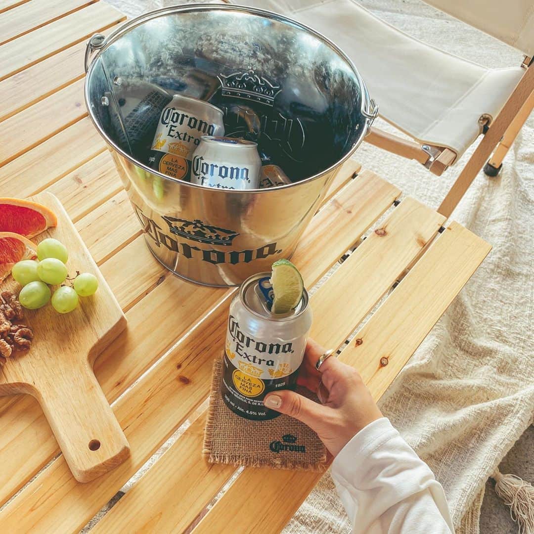 井村亜里香のインスタグラム：「ベランダでコロナビール片手に キャンプ風チルタイム🧺 天気がいい日に道具を用意するだけで 自宅でもパラダイスに大変身🏕 コロナビールは "CORONA URBAN PARADISE" というステキなメッセージを 発信しているそうです◎ おいしいビールを飲んで HAPPYに過ごせて幸せな週末🤤 ・ #supported#coronabeer#beer #camp#camplife#supported #コロナビール#ビール#アウトドア #ベランピング#おうちキャンプ #キャンプ#キャンプ女子 #パラダイスはすぐそばに」