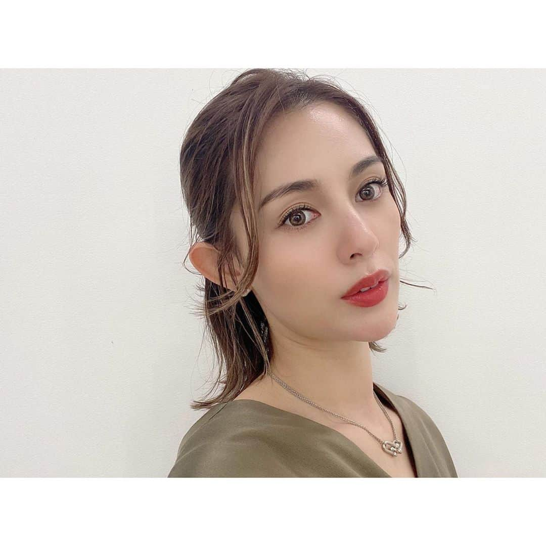 渡辺知夏子さんのインスタグラム写真 - (渡辺知夏子Instagram)「今日はサステナブルについて議論する動画撮影しました🌏 . 私がモデルとして何が出来るかを言葉にするとても良い機会を頂きました✨ こう話すととても難しい事の様ですが日常で出来るごく当たり前のことがほとんどです😄 . . モデルというか、一人の人間としてミニマムであったりエシカルであることは私にとってはもう普通の事だから、 オシャレとかトレンドって概念を越えて物を大切にするって気持ちがあれば結構誰でも簡単に出来ると思うんだよね✨ . . じゃあどうやって生きようか　ってオススメを発信し続けます😄🌏✨ . . もっとこうゆう事が仕事になると嬉しいなぁ〜🙏✨ . . カーキサテン生地のシャツすごく素敵でした〜✨ . .  #vince #fashion #autumn #lifestyle #サステナブル #エシカルライフ  #ginger」10月2日 17時05分 - chikako_724