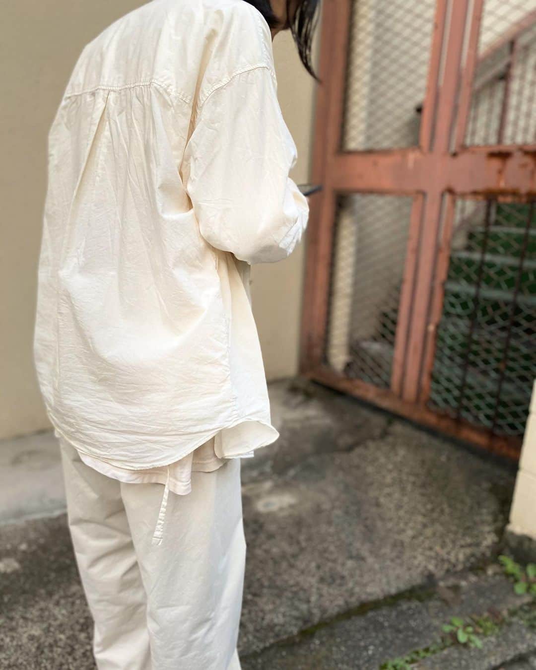 Takayuki Konoさんのインスタグラム写真 - (Takayuki KonoInstagram)「全身エクリュ。 シャツは去年のSS。 Tシャツは試作品。 パンツは秋冬の新作。 好きな色はいつも一緒という事ですね。 シルクのタンパク質をコーティングしたガシガシ洗える綿100%のワイドパンツはオンラインストアで残りサイズ0だけあります！ ウエストゴムで生地もハリあって最高です。 それにしてもシワシワ。 #undecorated」10月2日 17時12分 - takayukikono_