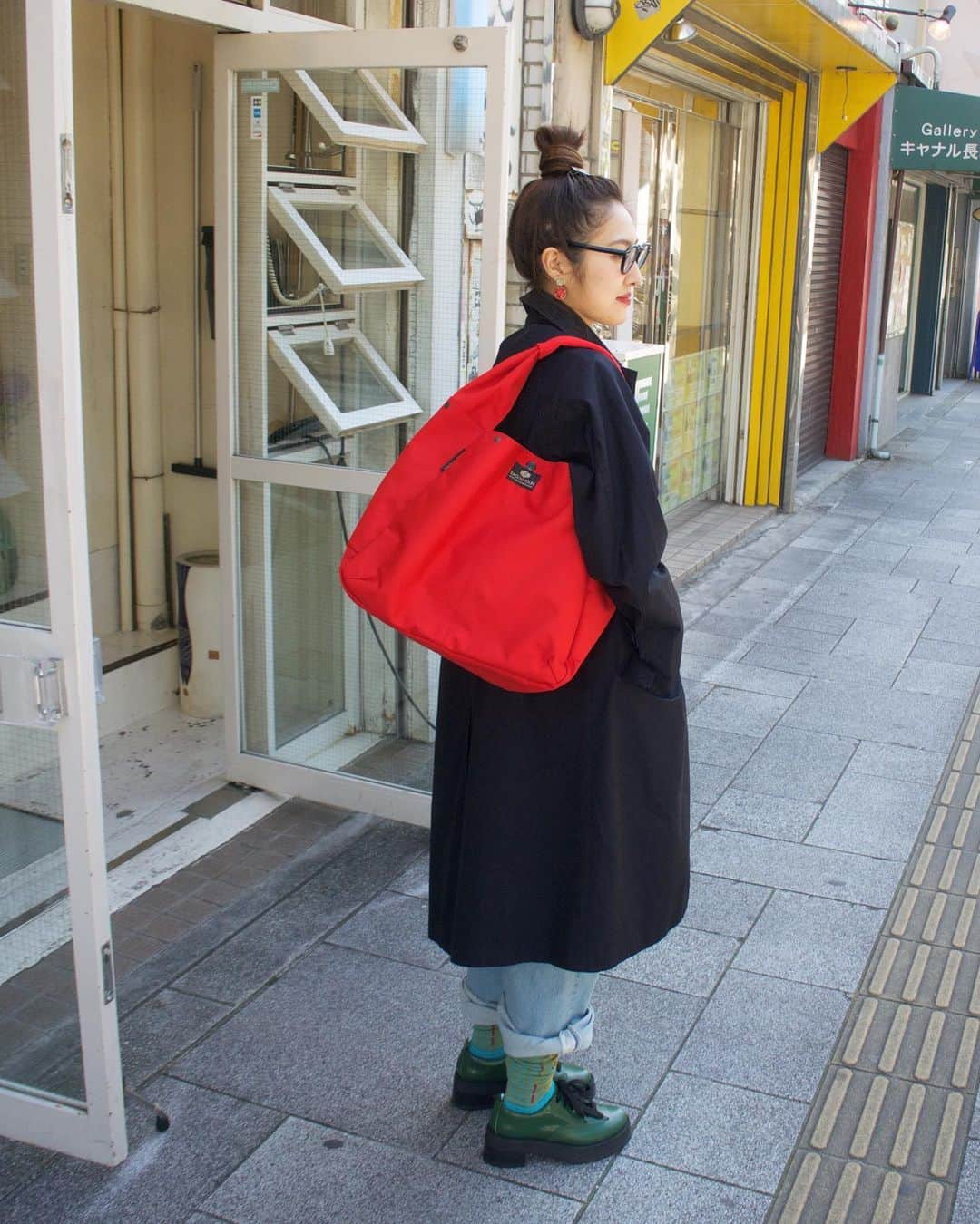 バッグンナウンさんのインスタグラム写真 - (バッグンナウンInstagram)「・ JOINER DUCUMENT 'GARLAND' / RED ¥15,000（税抜） ・ お待たせいたしました。  人気のGARANDシリーズ再入荷。 各店舗、ONLINEにて取り扱い中です。 ・ こちらもぜひ @bag.n.noun_life﻿ #bagnnoun #バッグンナウン﻿ #necessaryorunnecessary ﻿ #mamborama﻿ #madeinjapan #日本製﻿ #bag #バッグ﻿ #totebag #トートバッグ﻿ #red #赤﻿ #nylon #ナイロン﻿ #newarrival #新作」10月2日 17時13分 - bag.n.noun