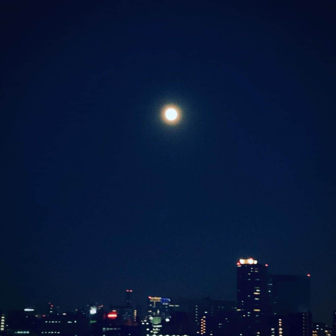 岡まゆみのインスタグラム：「十五夜お月さまなに見てはねる♬🌕♫＃十五夜#満月#岡まゆみ」