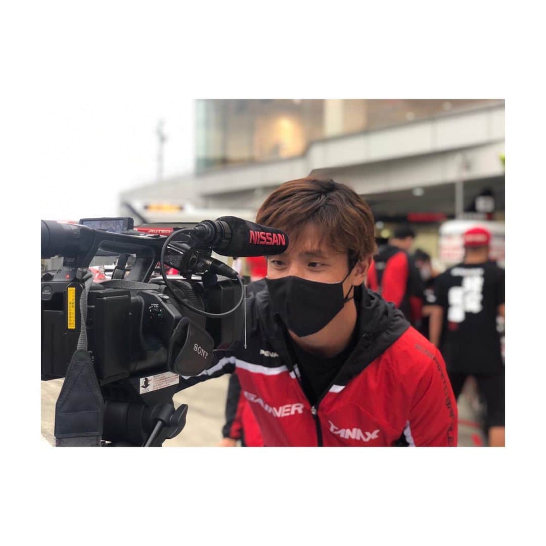 平中克幸のインスタグラム：「. SUPER GT第5戦富士スピードウェイ . . 今回も100kgのサクセスウェイトを積んでの 戦いとなりますが、全力で上位進出を目指し て戦います！ . . 応援宜しくお願いします。 . . 今日は取材で初めてカメラレンズに向かって サインしました😁 . . . . . #supergt #gainer #tanax #gtr #nissan #nismo #koshidoracing #ficata #でちゃう #アリア #制動屋 #bigdaddygraphics #gt300 #eyevol #monocolle」