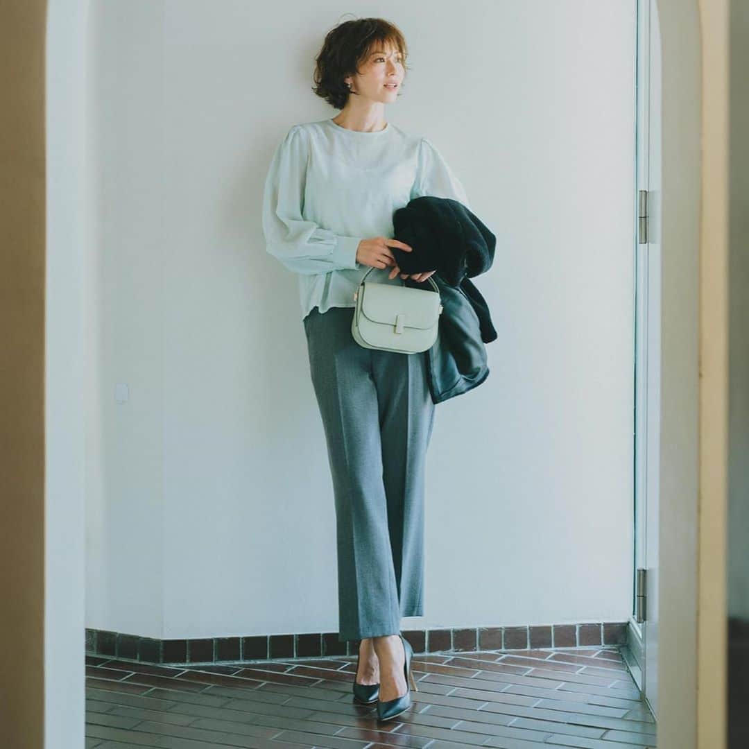 畑野ひろ子のインスタグラム：「@story_love40 11月号発売中です アザーカット📷 photographer 川原﨑宣喜」