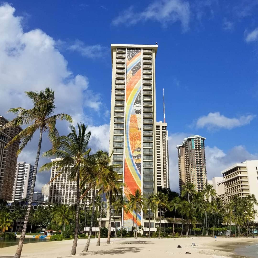 瀬川慶のインスタグラム：「Blue sky makes a photo SO Hawaii. 青空さえあれば"ザ•ハワイ"になる  #hawaii #aloha #sunshine #bluesky #hiltonlagoon #waikikibeach # covid19hawaii  #ハワイ　#アロハ　#太陽　#ヒルトンラグーン　#ハワイ好き　#ハワイ旅行　#コロナに負けるな　#映えスポット　#ワイキキビーチ　#日焼け止めマスト」