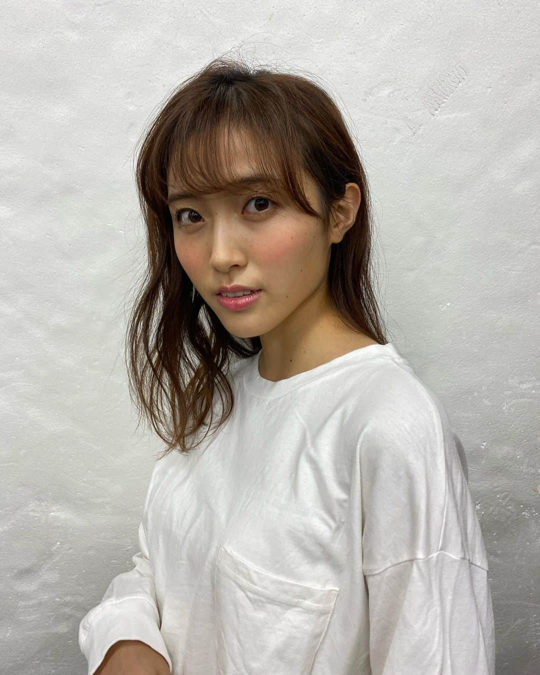 中野優香さんのインスタグラム写真 - (中野優香Instagram)「今日も楽しい現場でした☺️  ヘアメイクさんのこのナチュラルなニュアンスヘアを真似したくて頑張るけど難しい😭  トップスは最近めちゃくちゃ着てる @american_holic の白ティー🦳 緩くて好き  スカートは寒さに弱い中野は今の季節しか着れないGUのミニスカ  #撮影#私服#americanholic#gu#アメリカンホリック#白ティー#カジュアル#カジュアルコーデ#gu#guコーデ#ジーユー#台形スカート#秋服」10月2日 17時27分 - yuuka._.nakano