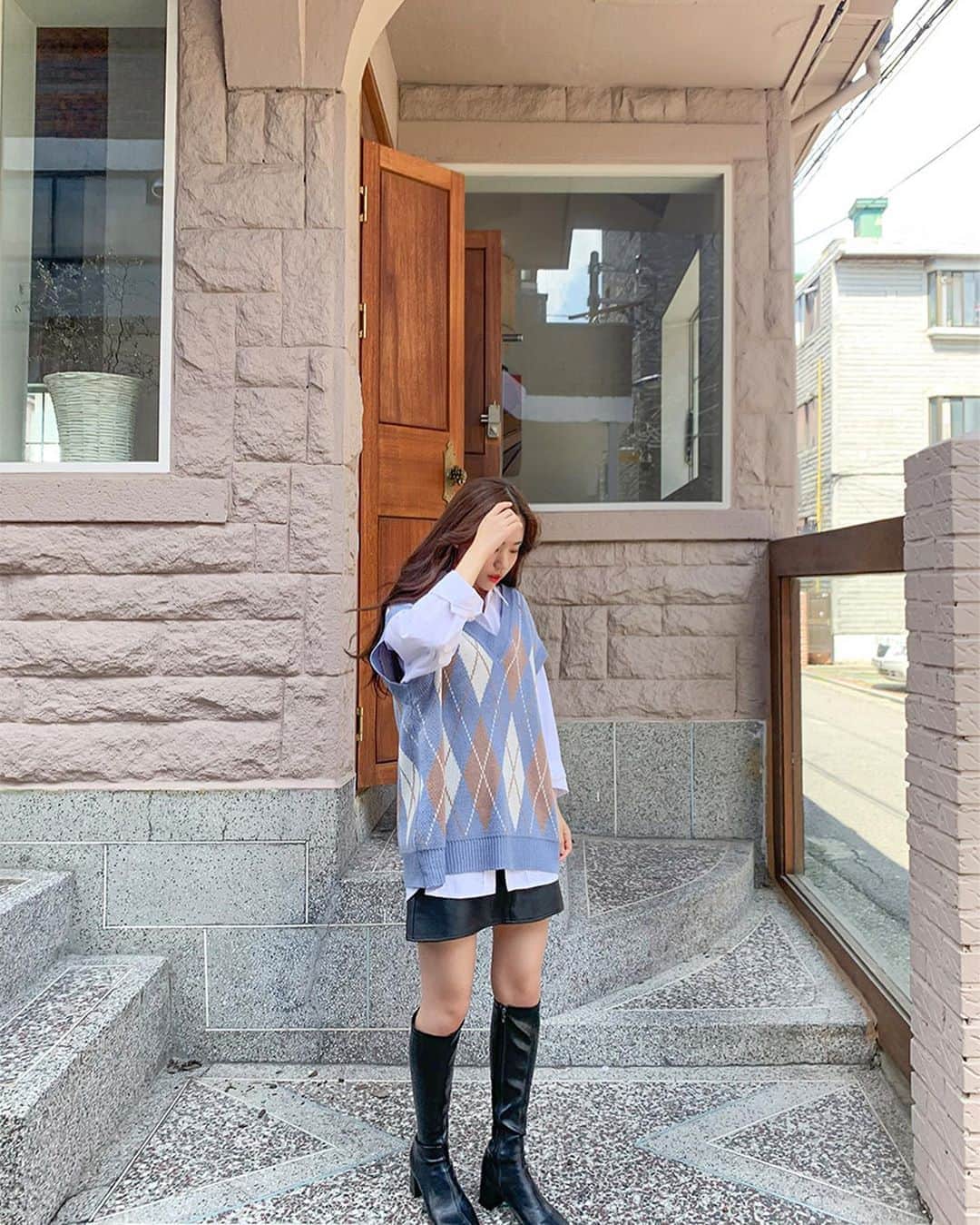 Chuuのインスタグラム：「이번 가을 필수 인기템 니트 베스트!  어깨라인까지 내려오는 루즈한 핏감으로 기장감이 있는 셔츠와 레이어드 했을 때 여리여리한 느낌😊  #chuu#니트베스트#아가일니트#니트조끼#니트맛집#가을니트」