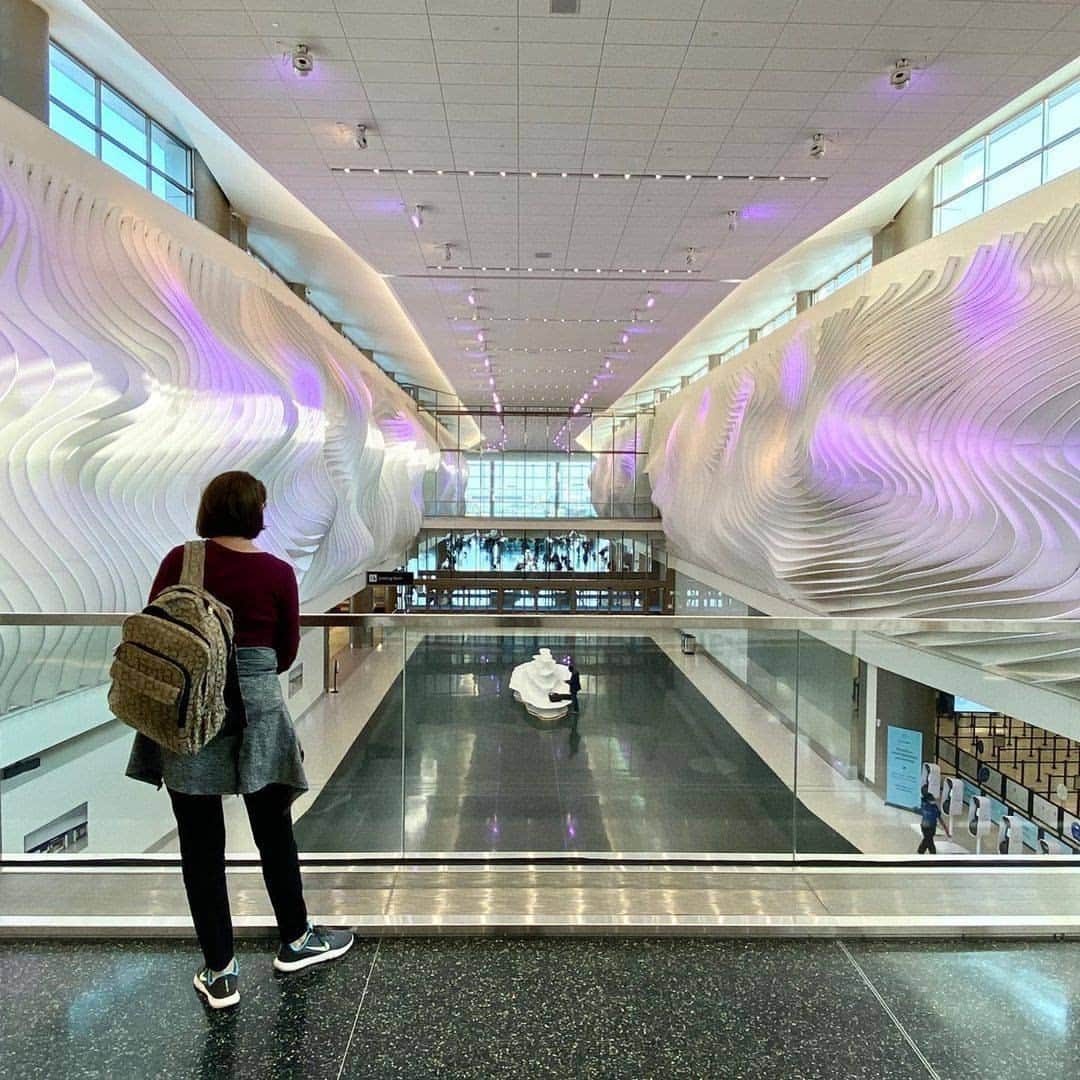 デルタ航空のインスタグラム：「New terminal, who dis?  Photo: @senior.living.adventures」