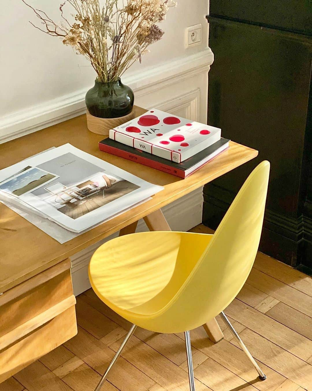 フリッツハンセンさんのインスタグラム写真 - (フリッツハンセンInstagram)「A Drop™ of yellow   Explore more via link in bio.  Captured by @carolinedethier   #fritzhansen #dropchair #arnejacobsen #chairs #danishdesign #danishdesigner #homeoffice #homeofficedecor #workspacestyling  #프리츠한센  #フリッツハンセン」10月2日 23時00分 - fritzhansen