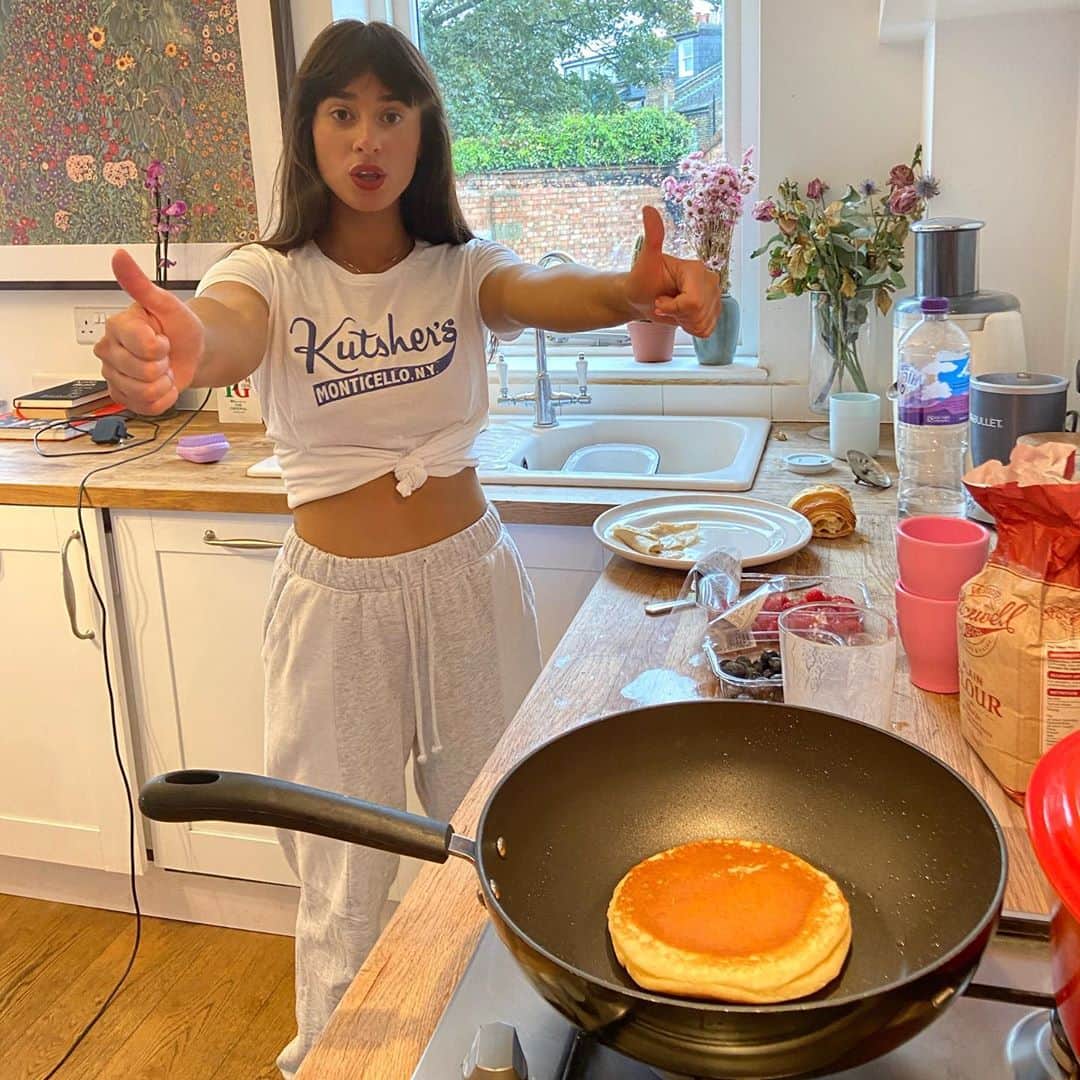 フォクシーズのインスタグラム：「Went well 🥞😫」