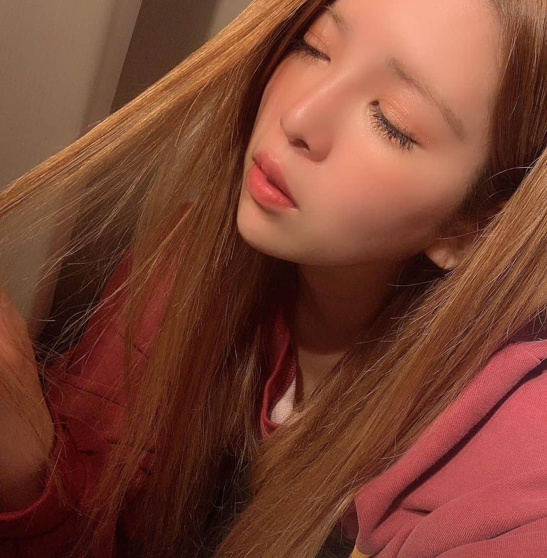 坂口杏里のインスタグラム：「寒い。 幼馴染家来てテレビみてる！ 私はもうすぐ  歌舞伎町2-14-8 メトロプラザ2ビル 3F SEA 03 6233 8484  むかいます♥️ ライン交換、記念撮影 しましょこ🎉 0:00〜います💕」